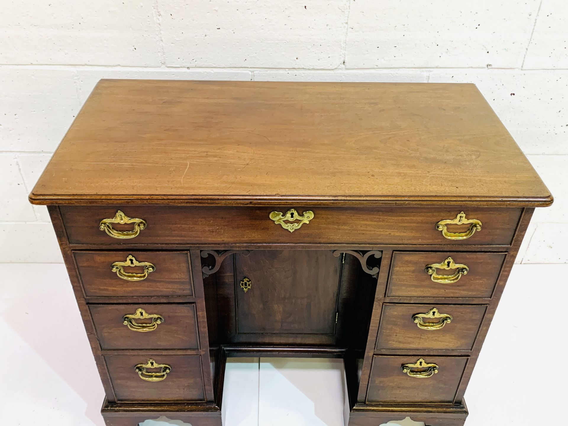 Georgian mahogany kneehole desk - Image 9 of 9
