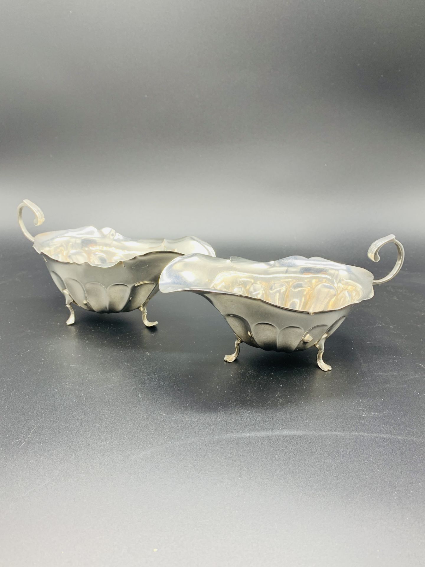 A pair of silver sauce boats hallmarked Sheffield 1919 by James Deakin & Sons - Image 5 of 6