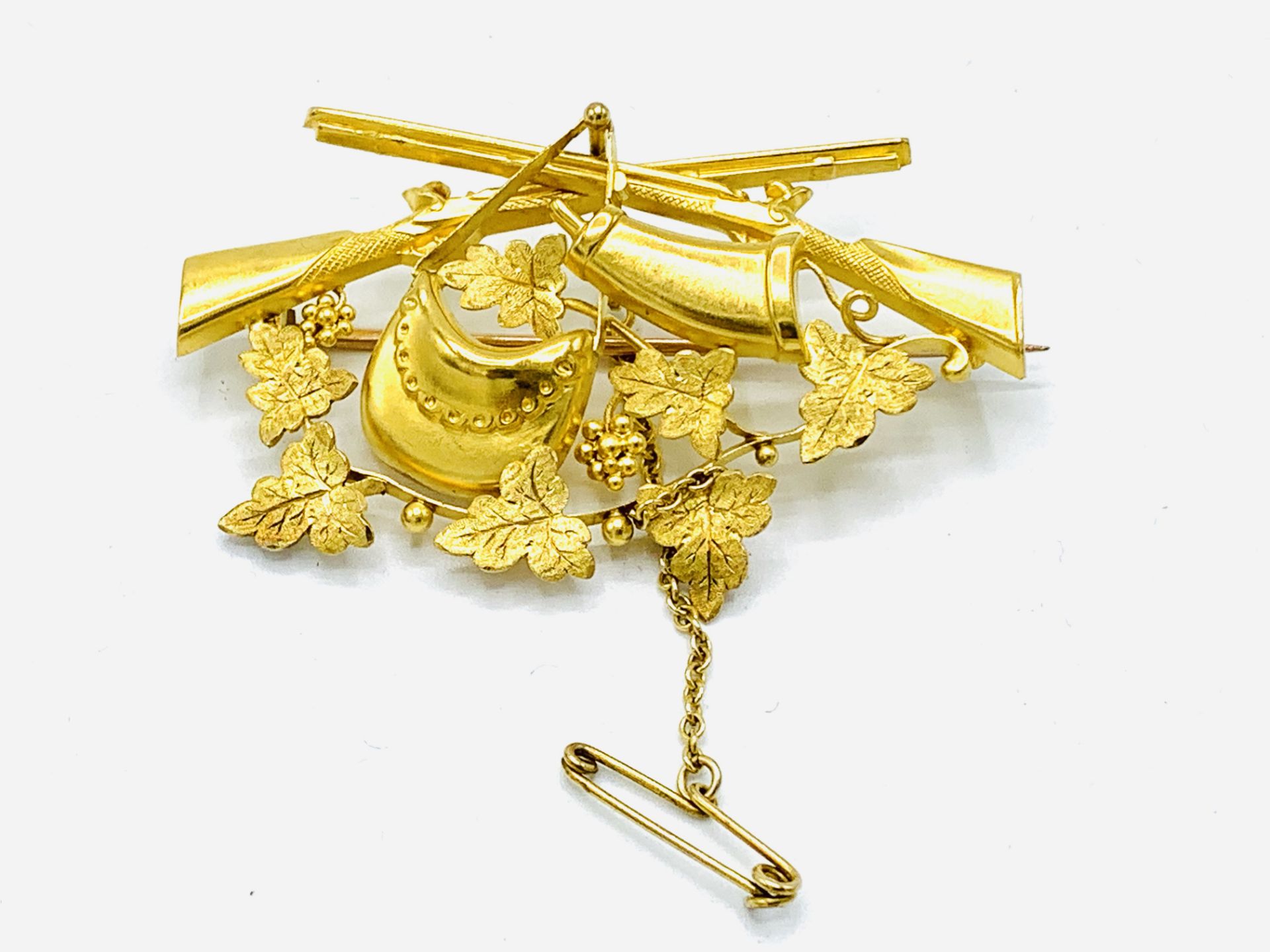 Gold Victorian hunting brooch in the Etruscan style - Image 3 of 5