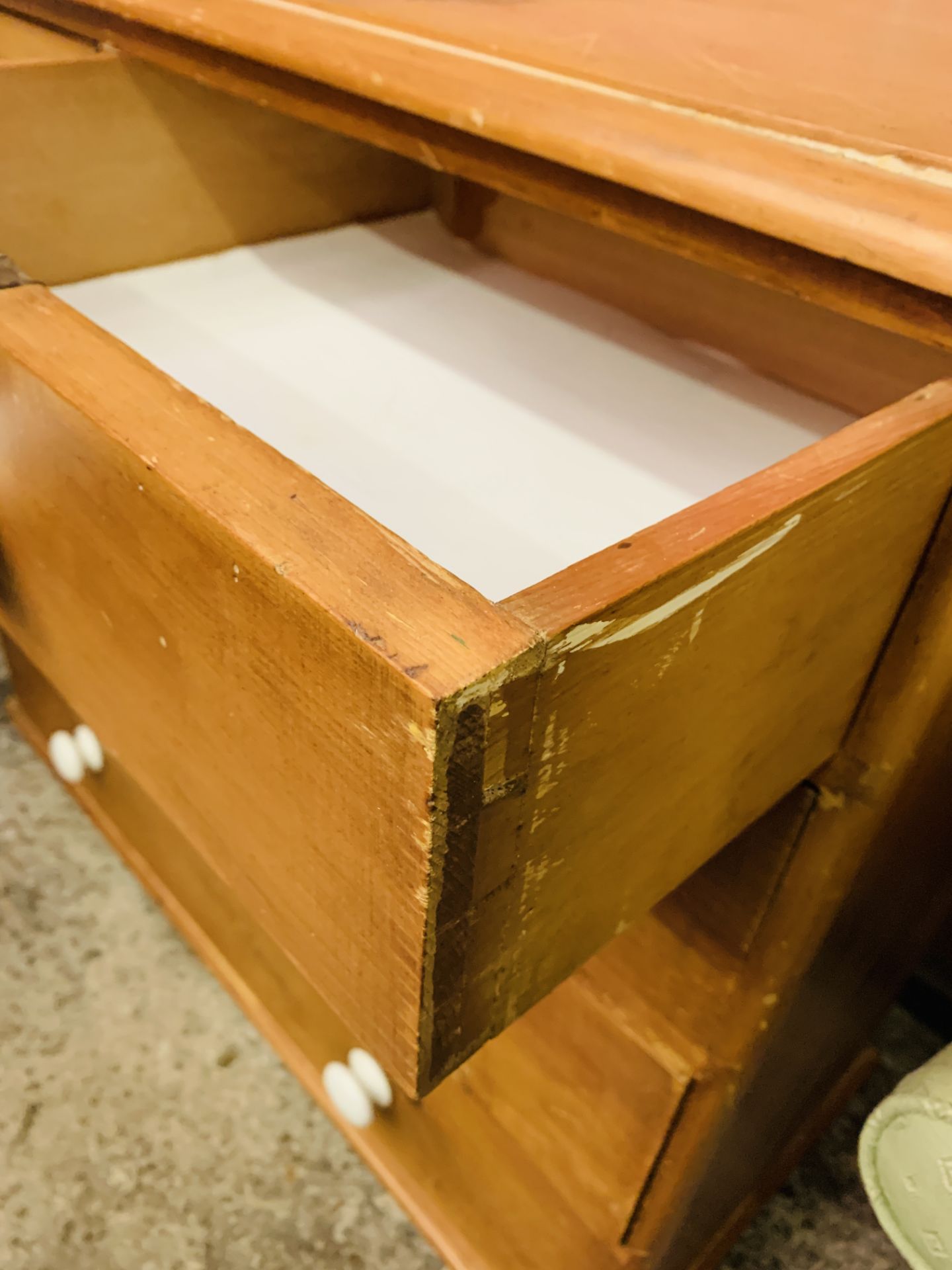 Pine chest of two over three drawers with white ceramic handles - Image 3 of 4