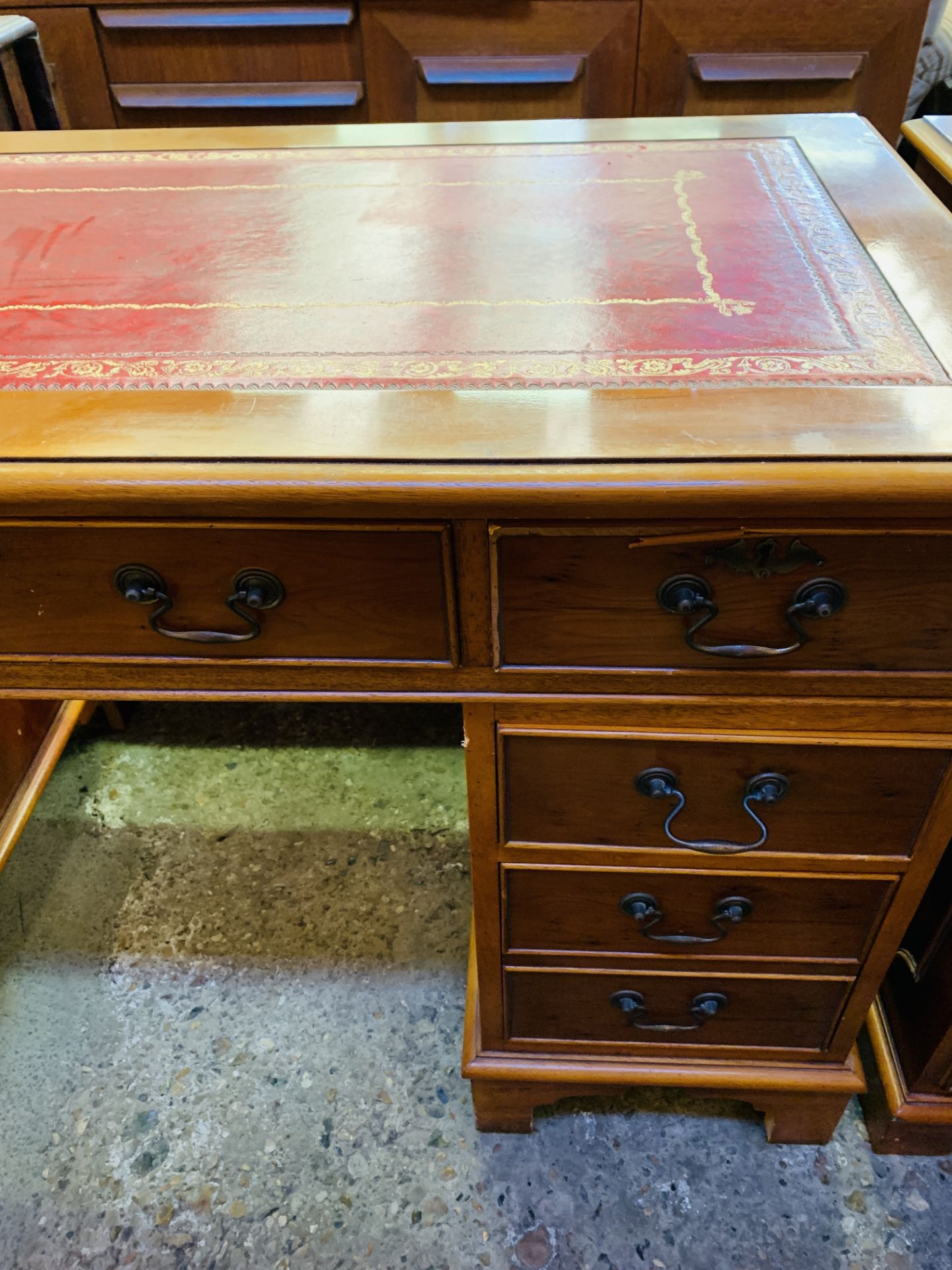 Mahogany pedestal desk together with a matching two drawer filing cabinet - Image 4 of 9