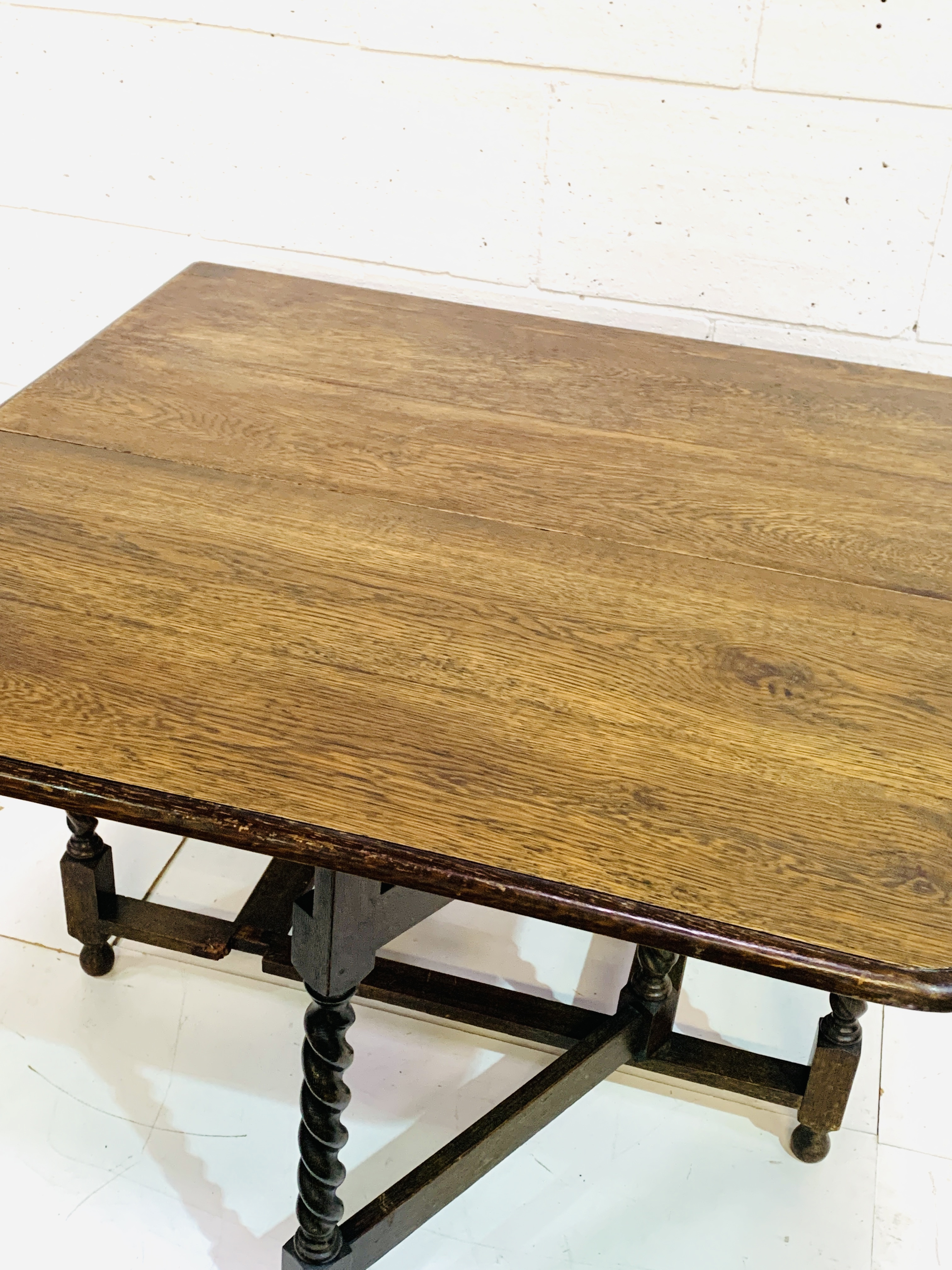Oak gate-leg drop side table - Image 5 of 5