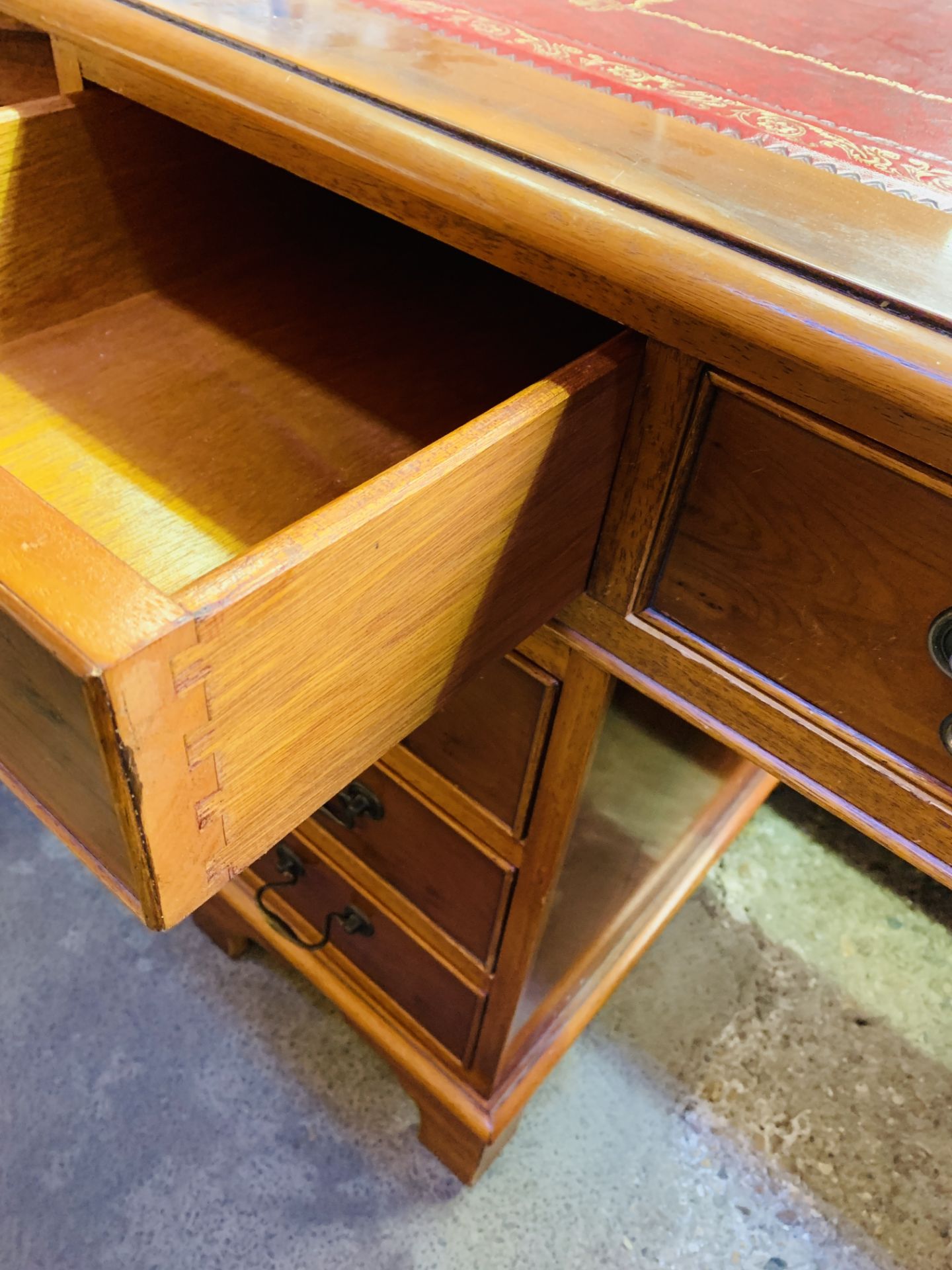 Mahogany pedestal desk together with a matching two drawer filing cabinet - Image 7 of 9