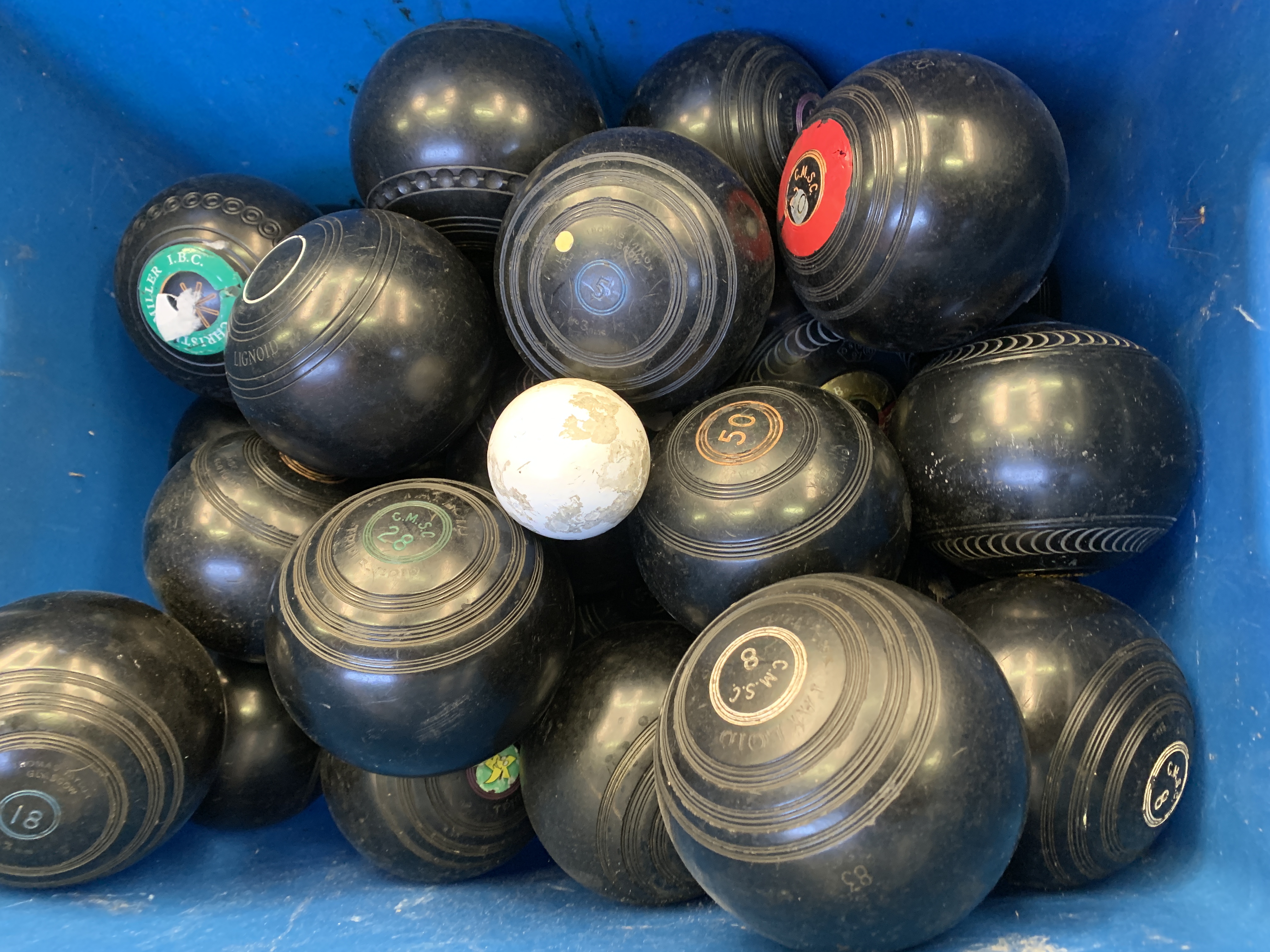 68 lawn bowls of various weights - Image 2 of 4