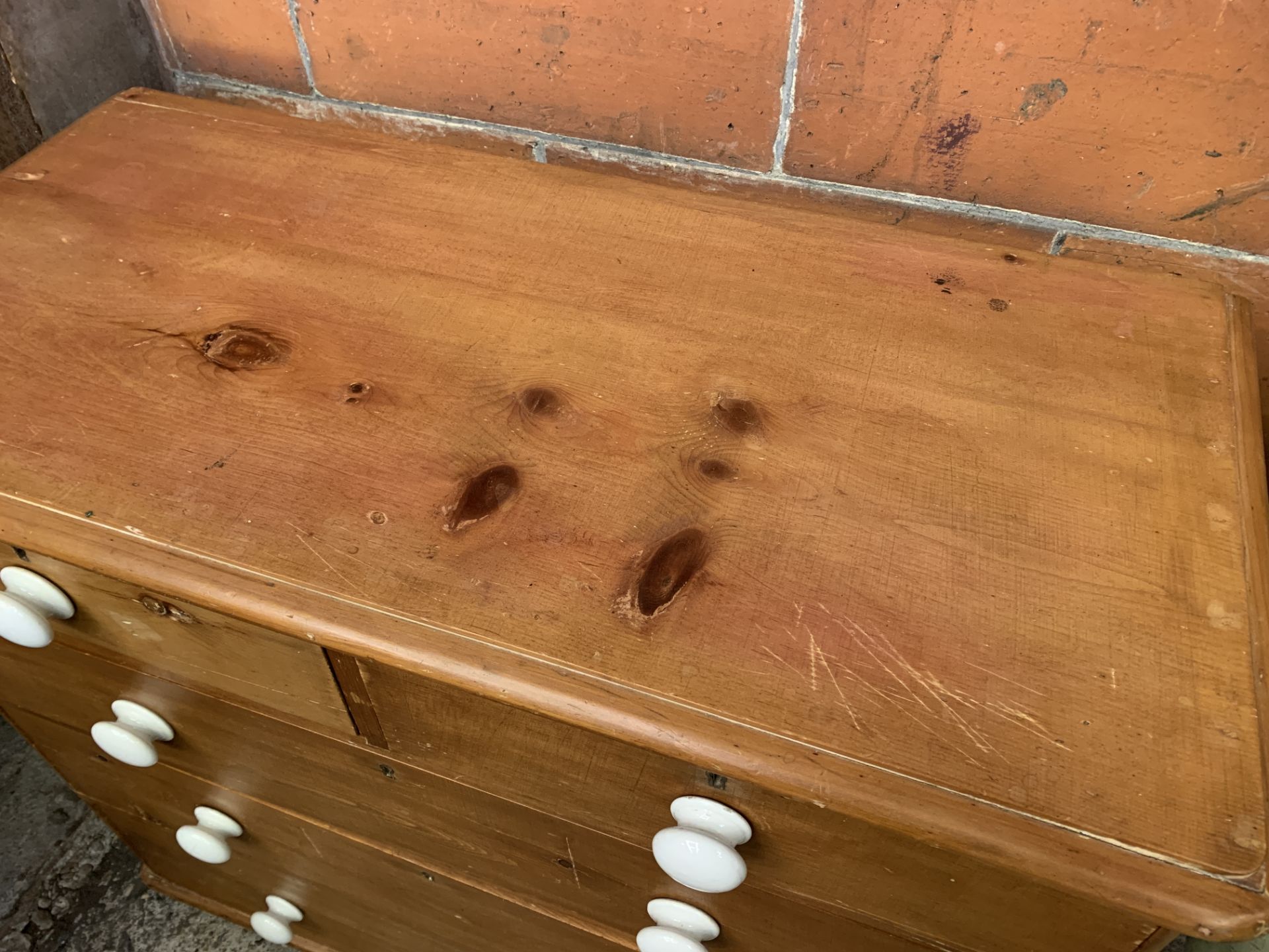 Pine chest of two over three drawers with white ceramic handles - Image 4 of 4