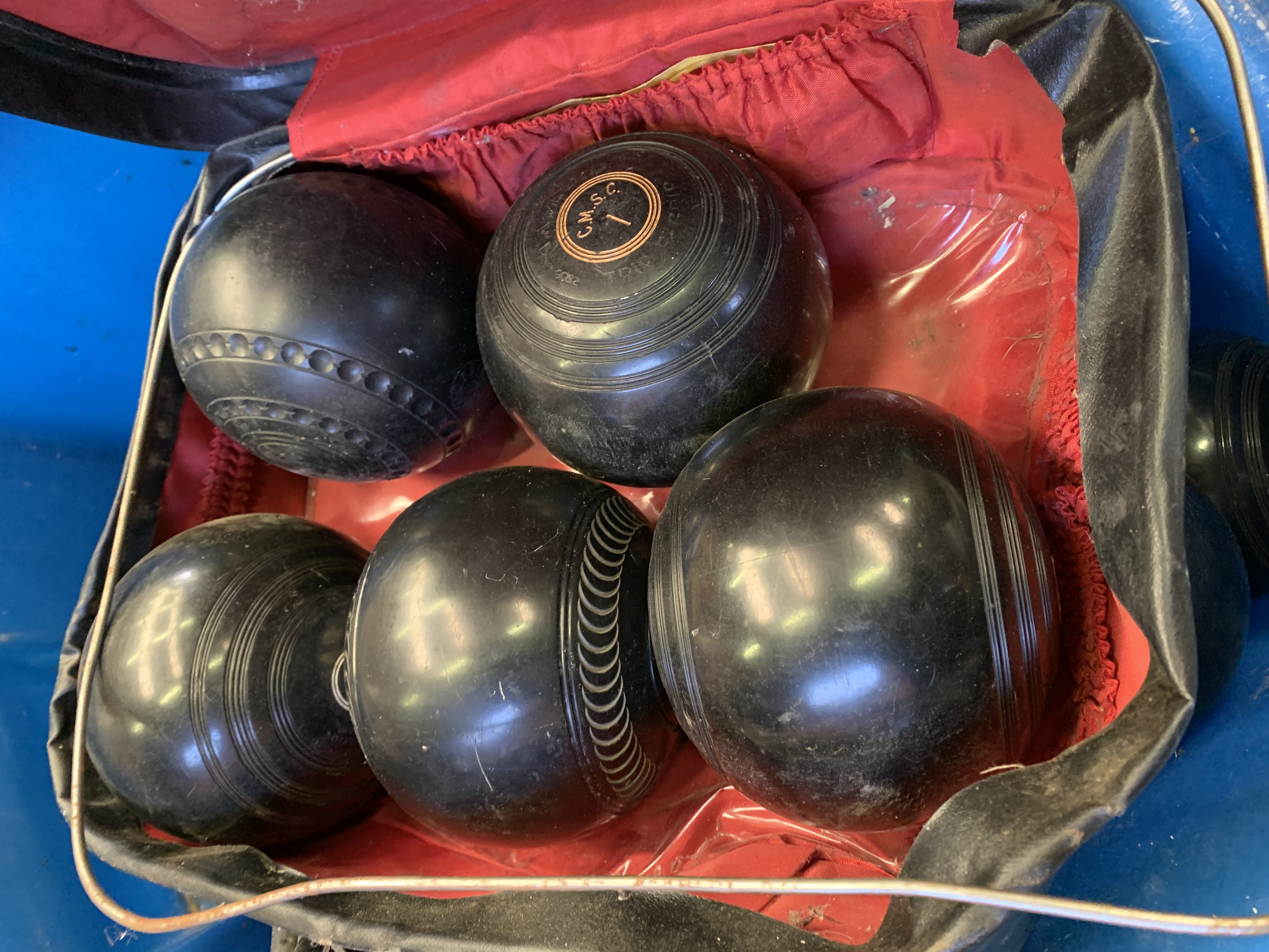 68 lawn bowls of various weights - Image 3 of 4