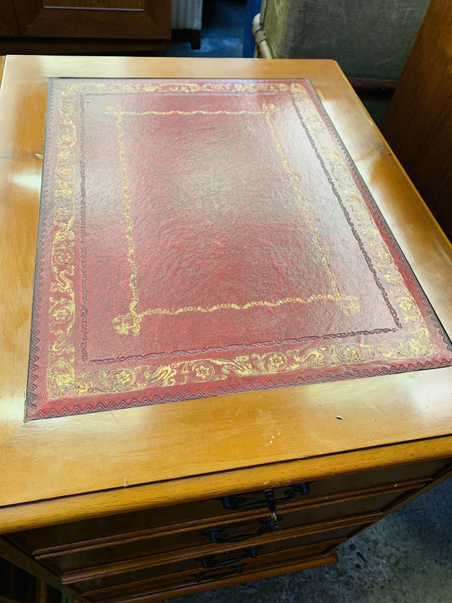 Mahogany pedestal desk together with a matching two drawer filing cabinet - Image 9 of 9