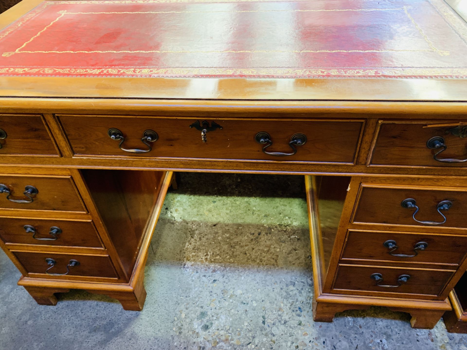 Mahogany pedestal desk together with a matching two drawer filing cabinet - Image 5 of 9