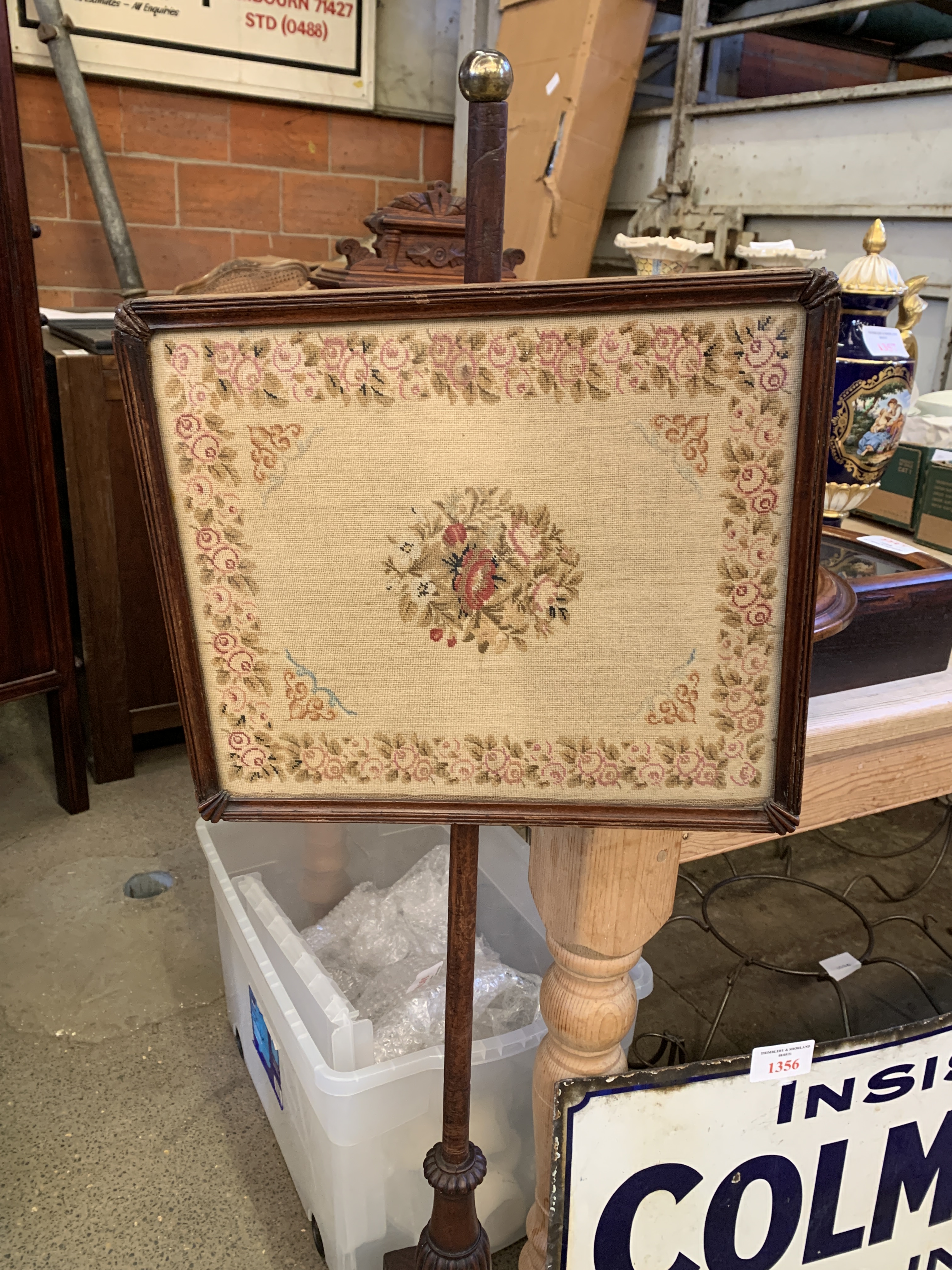 Mahogany fire screen with tapestry panel behind glass - Image 3 of 4