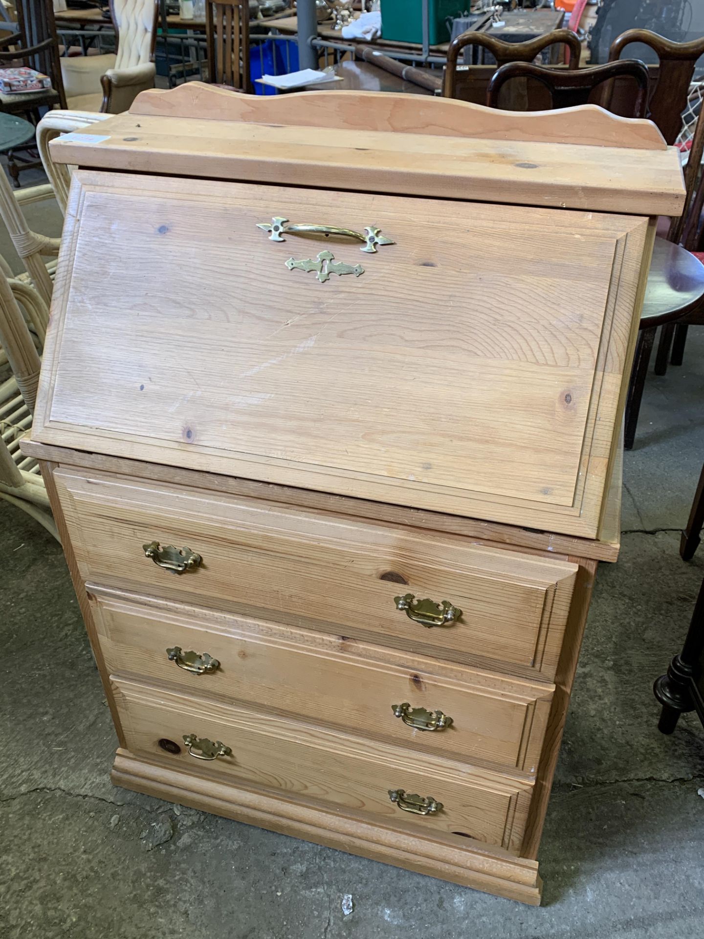 Pine bureau with three drawers