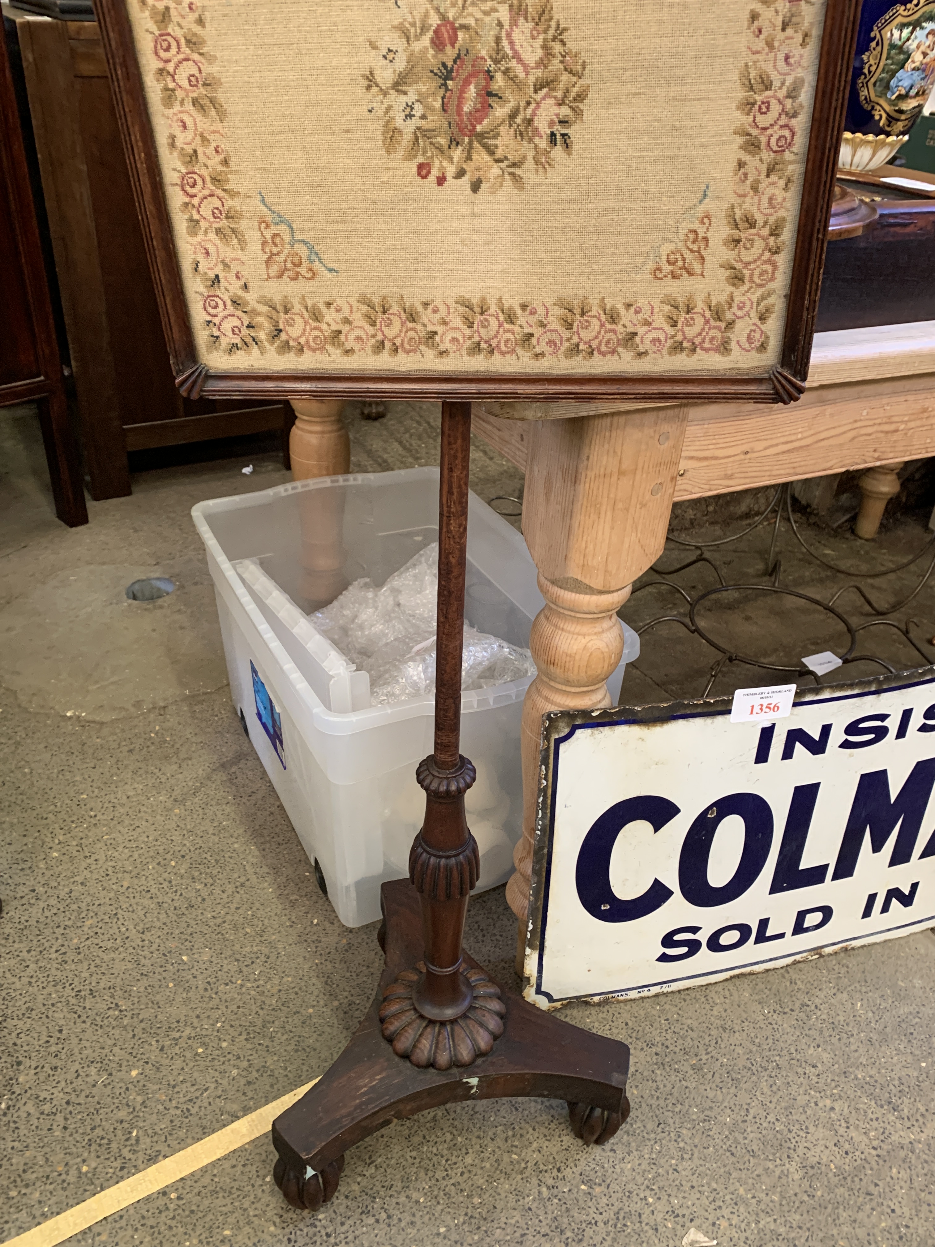 Mahogany fire screen with tapestry panel behind glass - Image 2 of 4