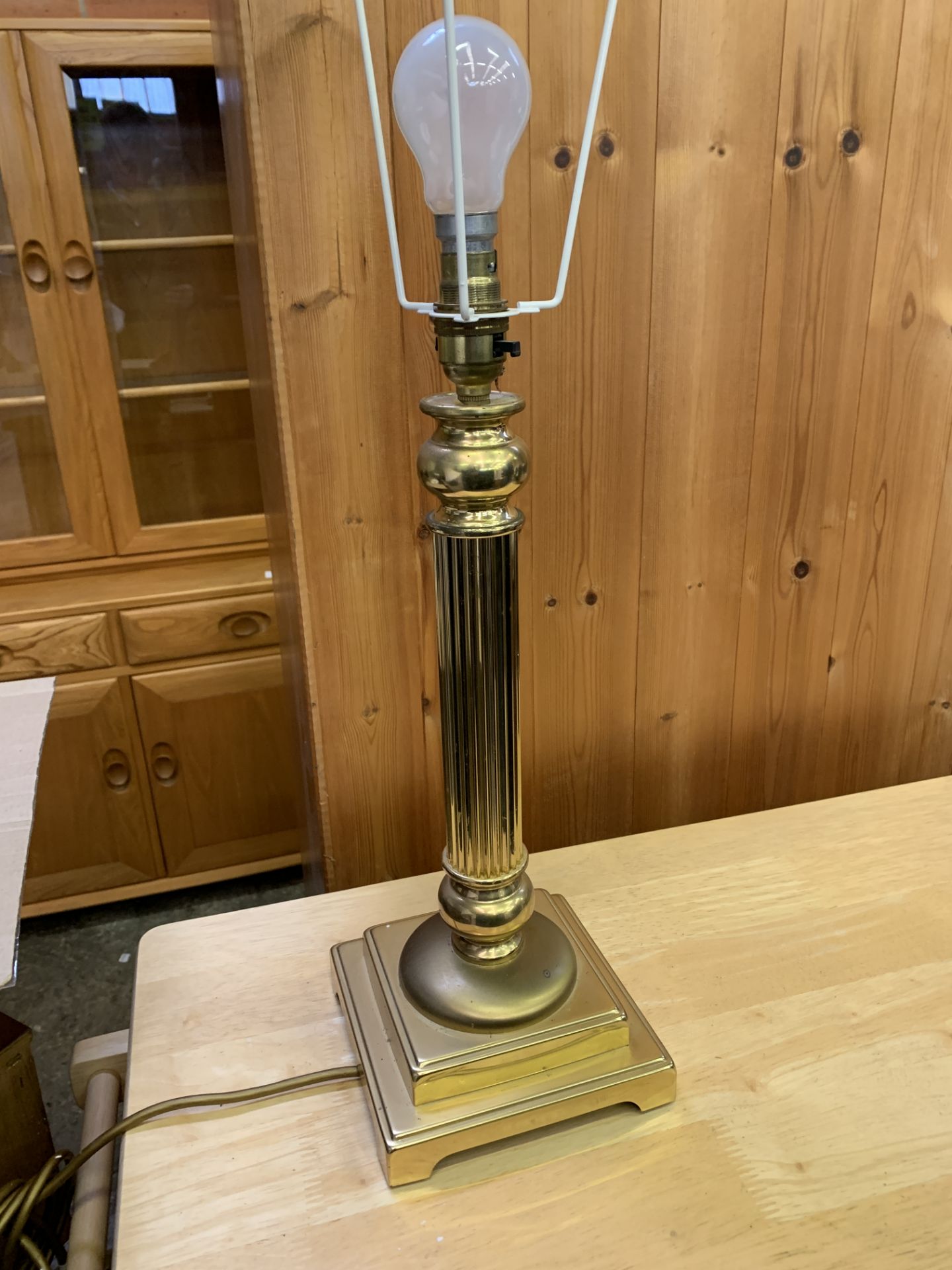 Brass columned table lamp and shade - Image 2 of 3