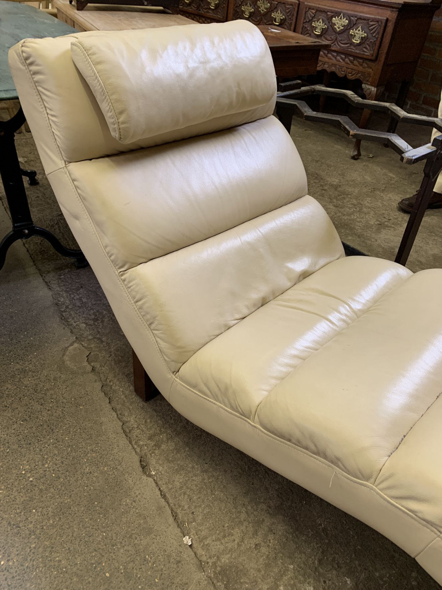 Cream leather modern chaise longue - Image 2 of 4