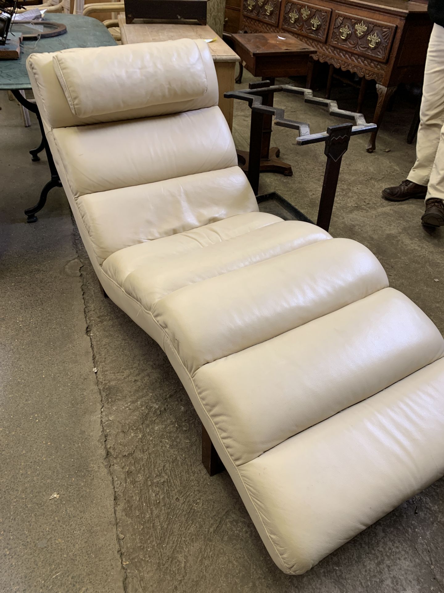 Cream leather modern chaise longue