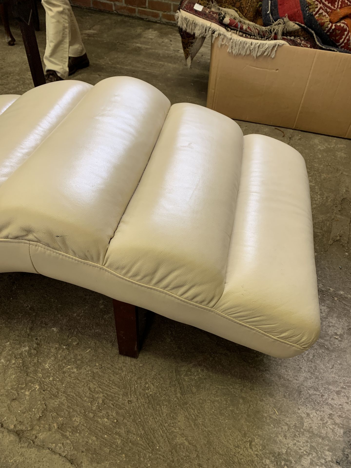 Cream leather modern chaise longue - Image 3 of 4