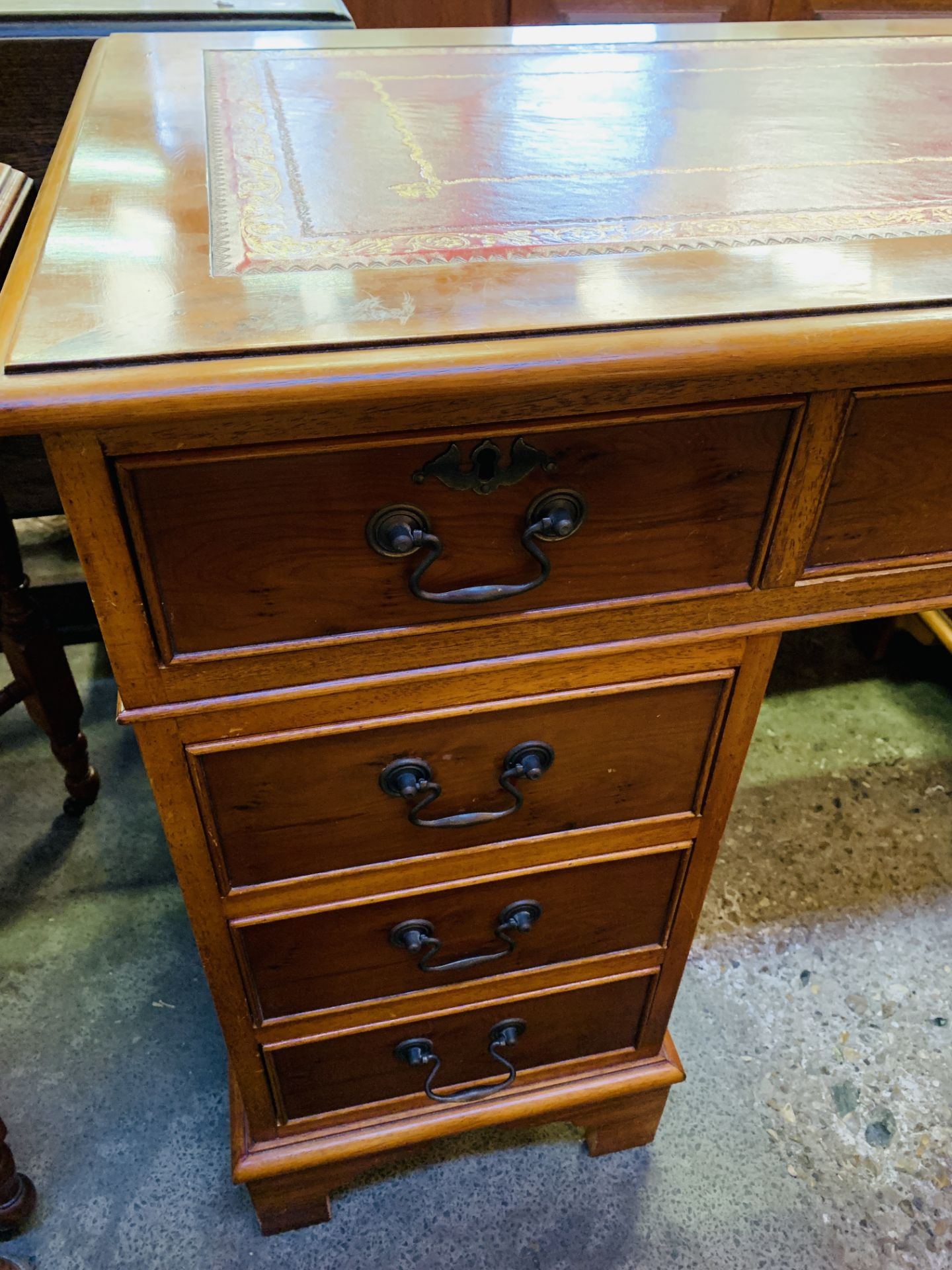 Mahogany pedestal desk together with a matching two drawer filing cabinet - Image 3 of 9