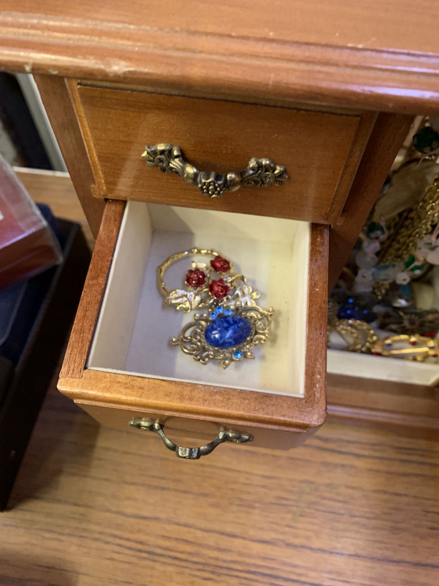 Jewellery boxes with costume and silver jewellery - Image 4 of 4