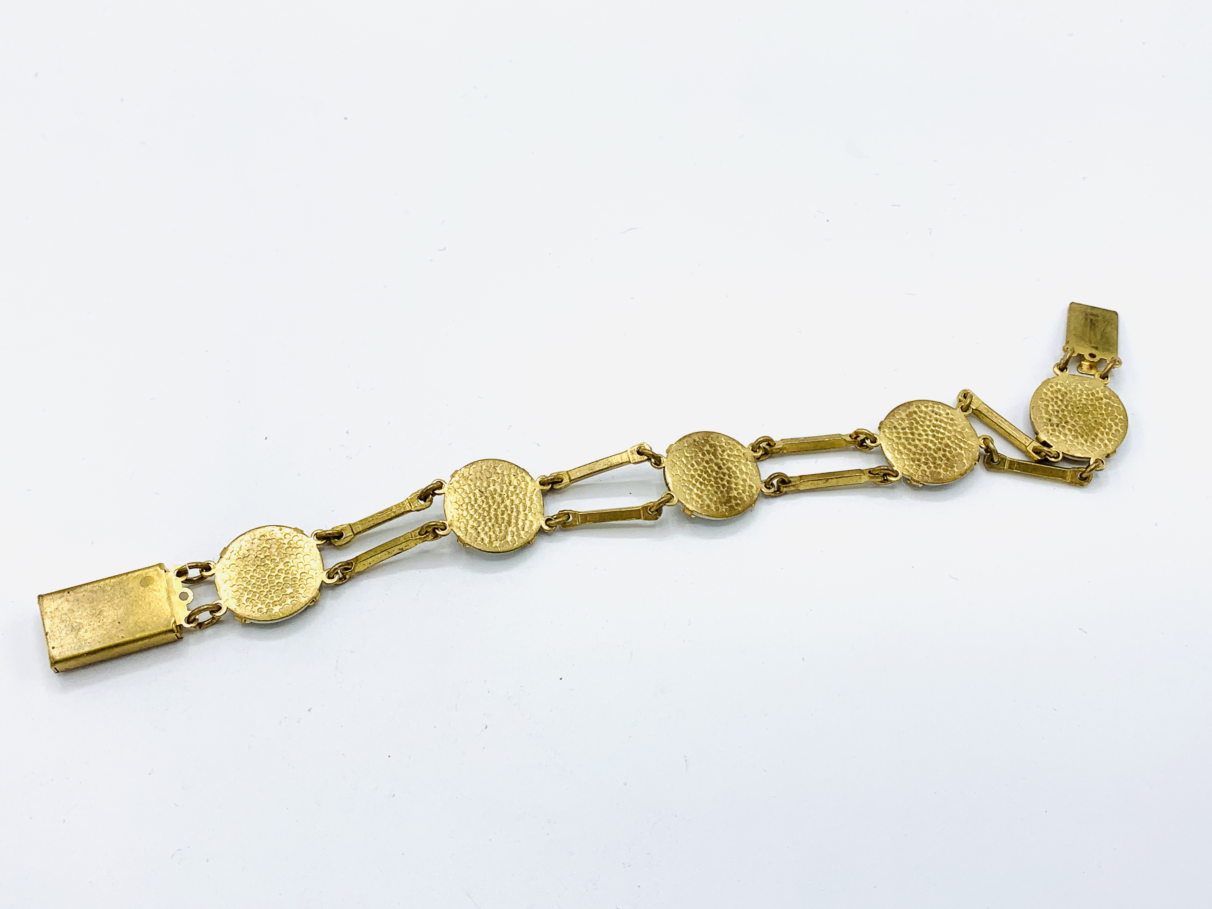 Yellow metal and porcelain bracelet - Image 4 of 4