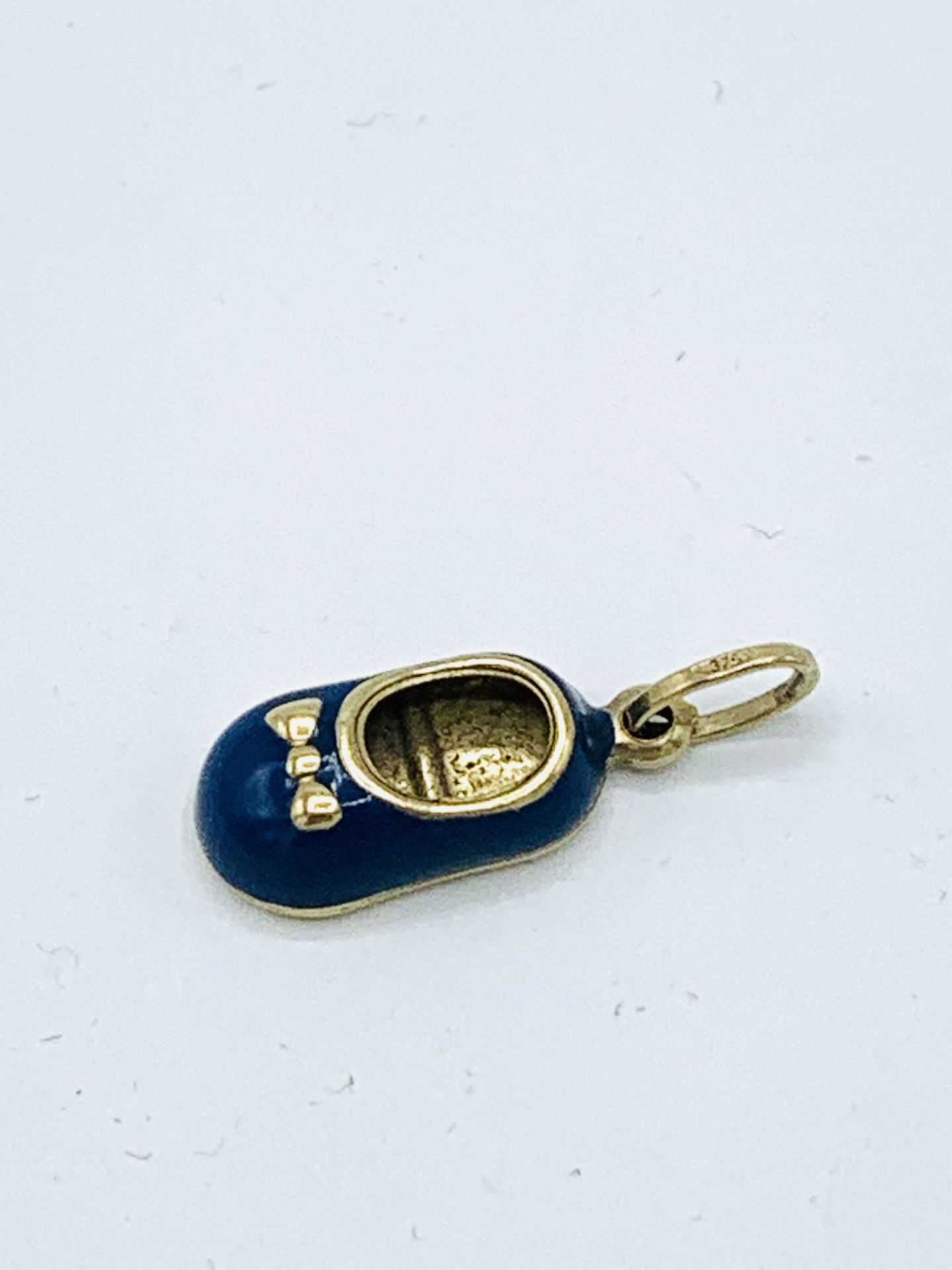 9ct gold young child's shoe charm - Image 2 of 2