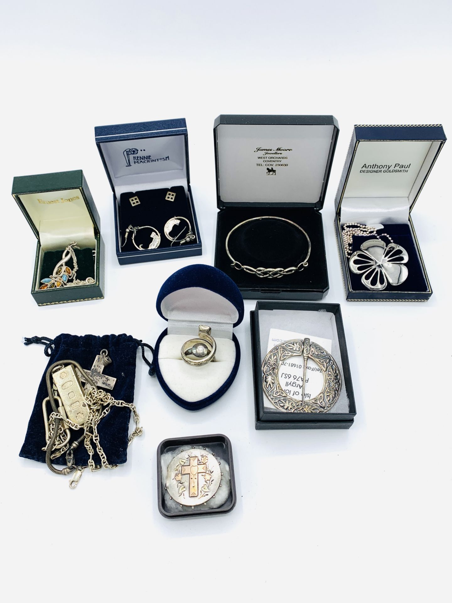 A quantity of silver jewellery