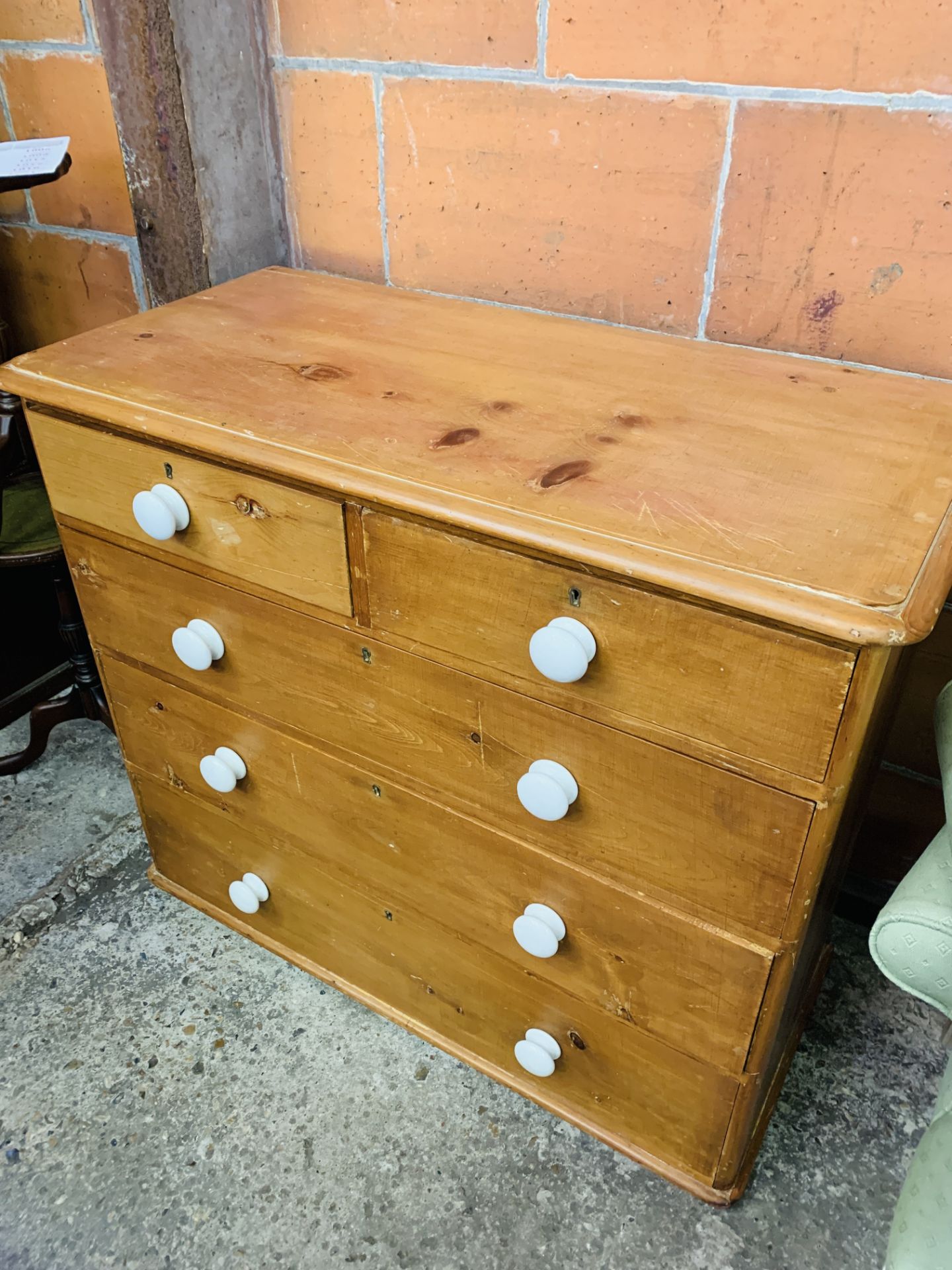 Pine chest of two over three drawers with white ceramic handles - Image 2 of 4