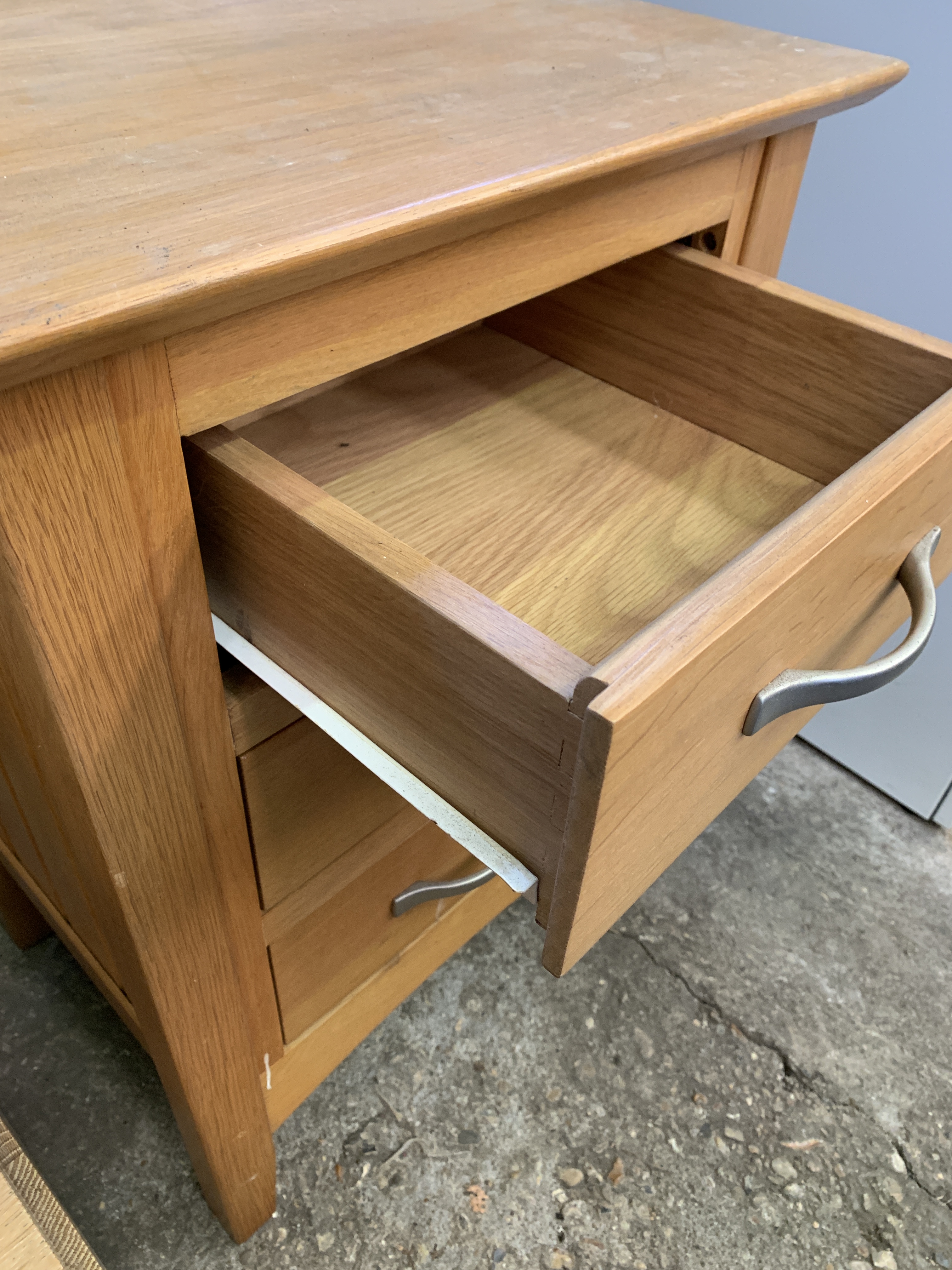 Contemporary low table and a three drawer bedside cabinet - Image 3 of 7