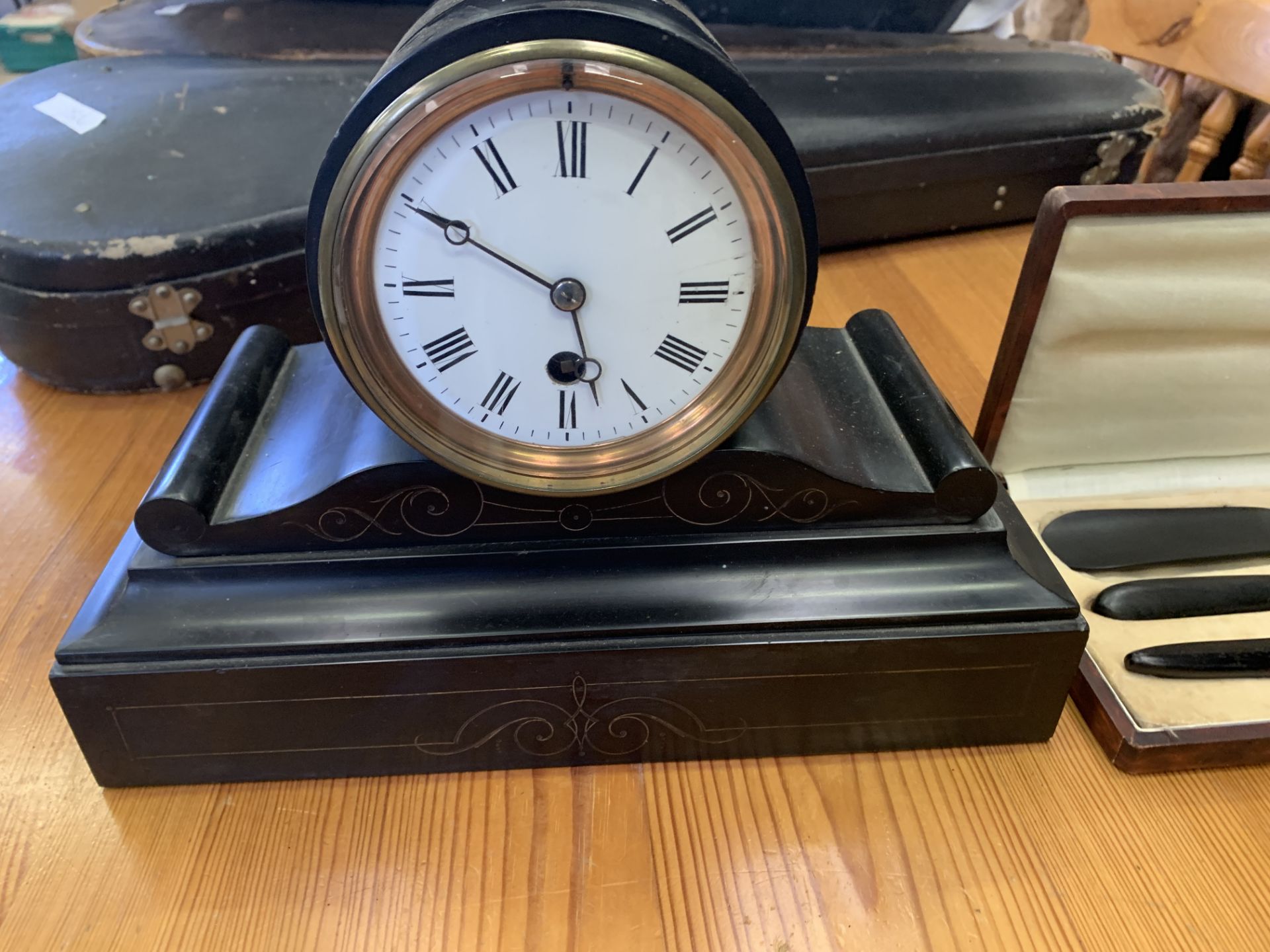 Black slate cased pendulum mantel clock - Image 2 of 4