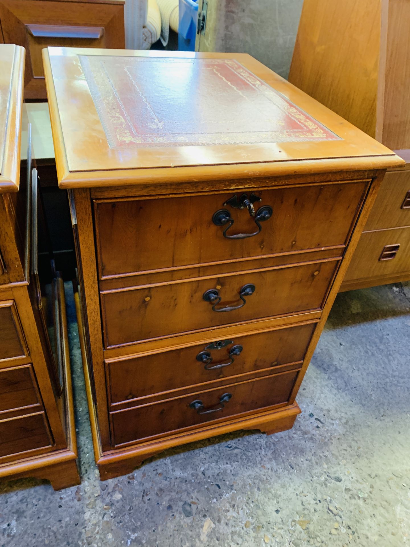 Mahogany pedestal desk together with a matching two drawer filing cabinet - Image 8 of 9