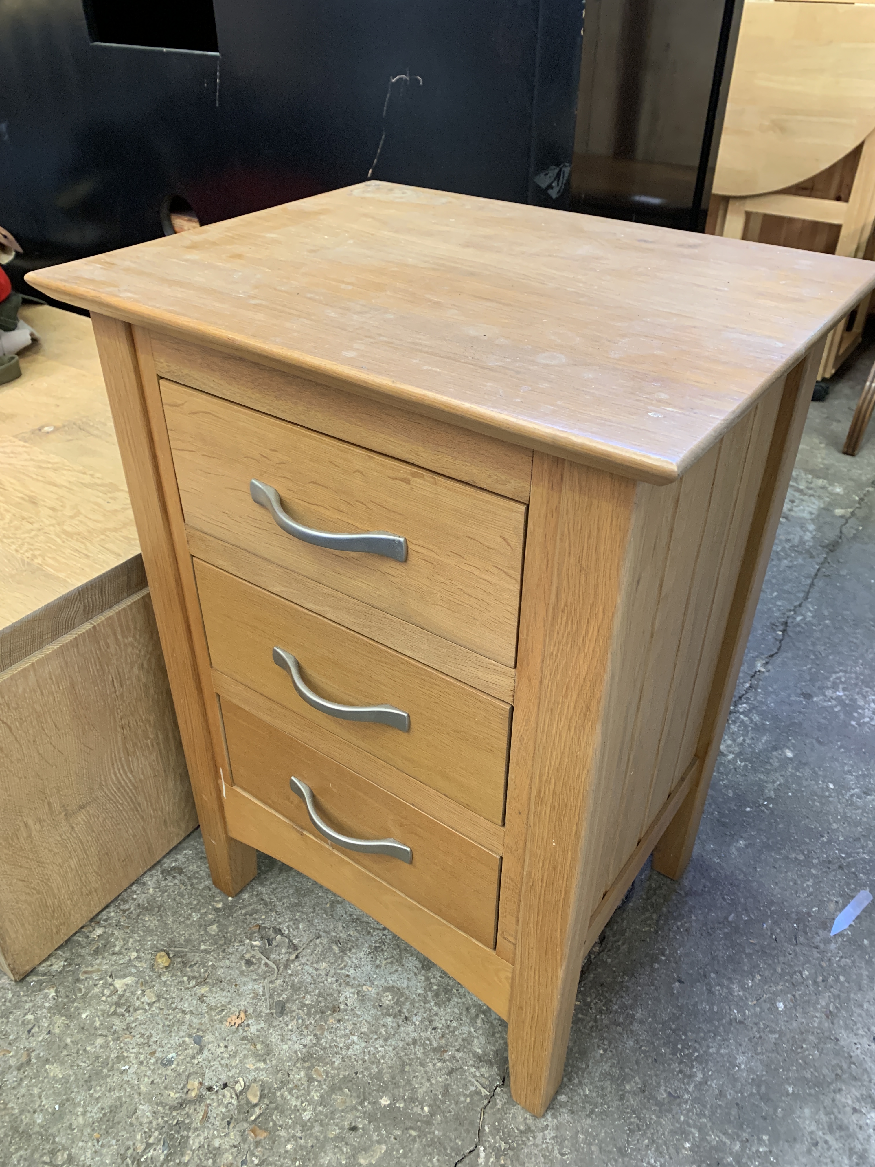 Contemporary low table and a three drawer bedside cabinet - Image 2 of 7