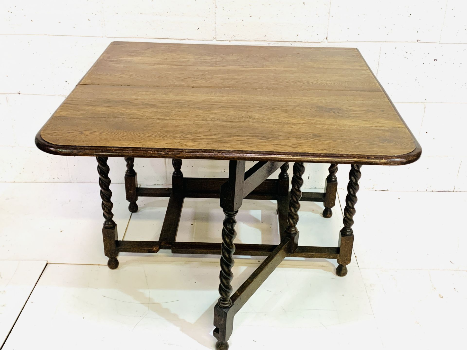 Oak gate-leg drop side table - Image 3 of 5