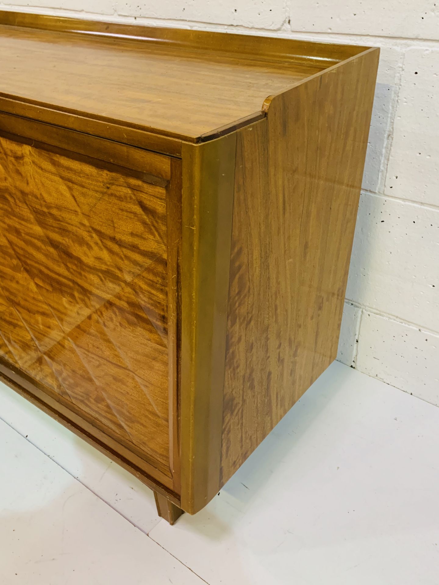 Dao hardwood sideboard with quilted effect to sliding doors. - Image 3 of 5