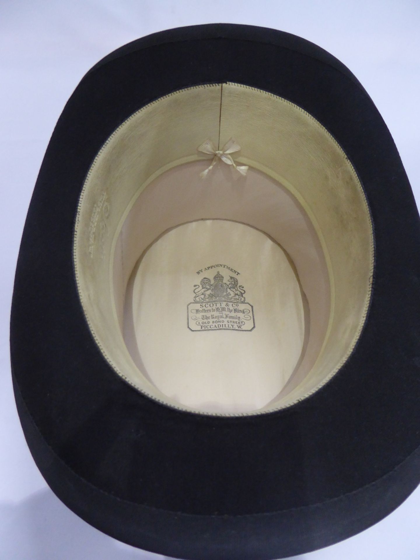 Black vintage silk top hat by Scott & Co., size 7.25 with gloves and a brush, and hat box - Image 7 of 7