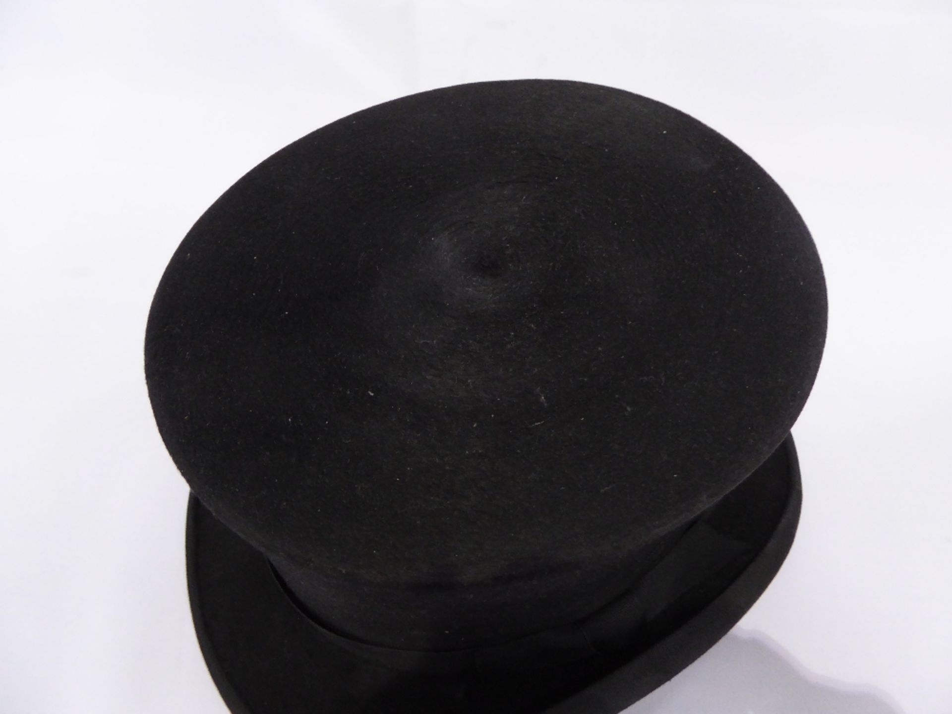 Black vintage silk top hat by Scott & Co., size 7.25 with gloves and a brush, and hat box - Image 6 of 7