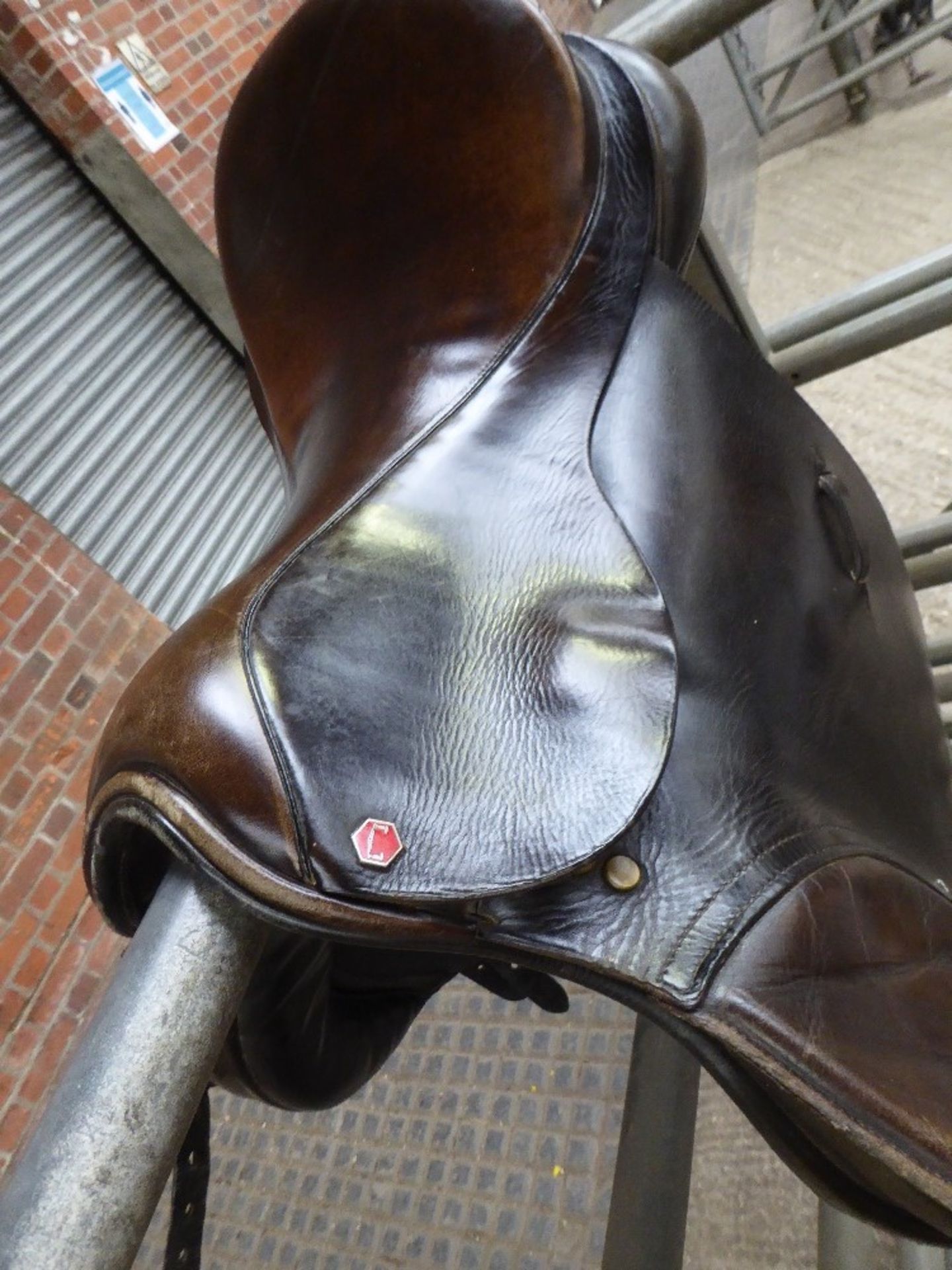 17.5ins dark brown leather GP saddle by Albion. - Image 2 of 2