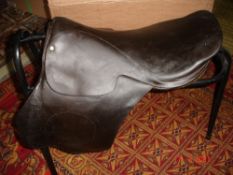 Brown leather 18ins English saddle with serge underside; worn.