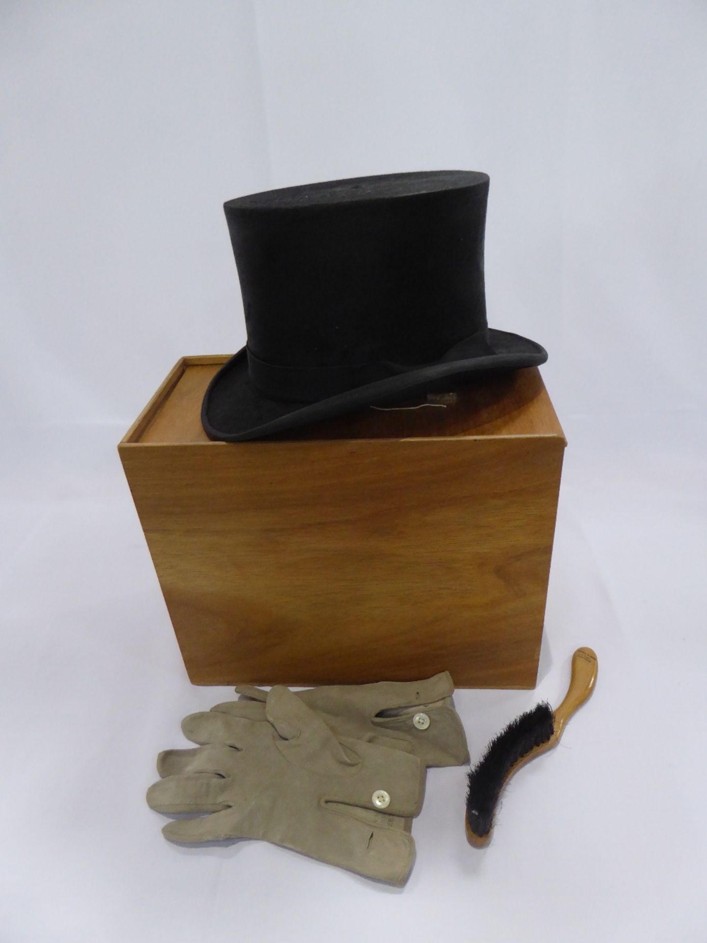 Black vintage silk top hat by Scott & Co., size 7.25 with gloves and a brush, and hat box - Image 2 of 7