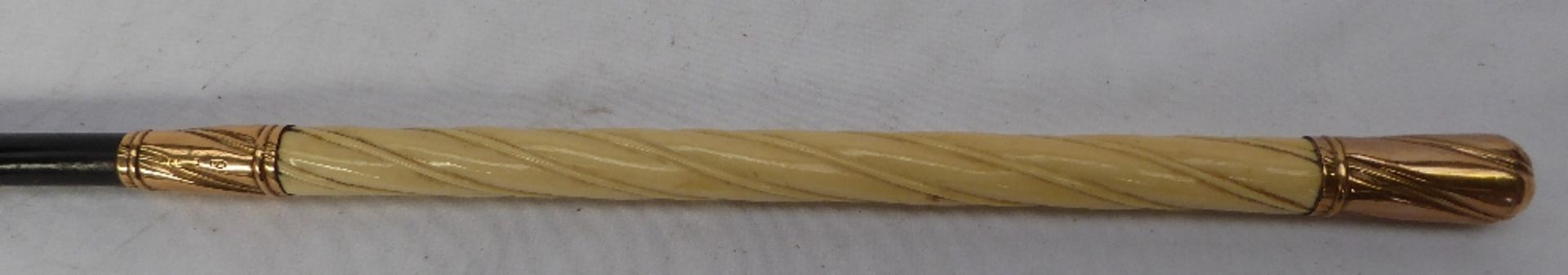 Black holly driving whip with carved ivory handle and 15ct gold mounts hallmarked London 1901 - Image 2 of 2