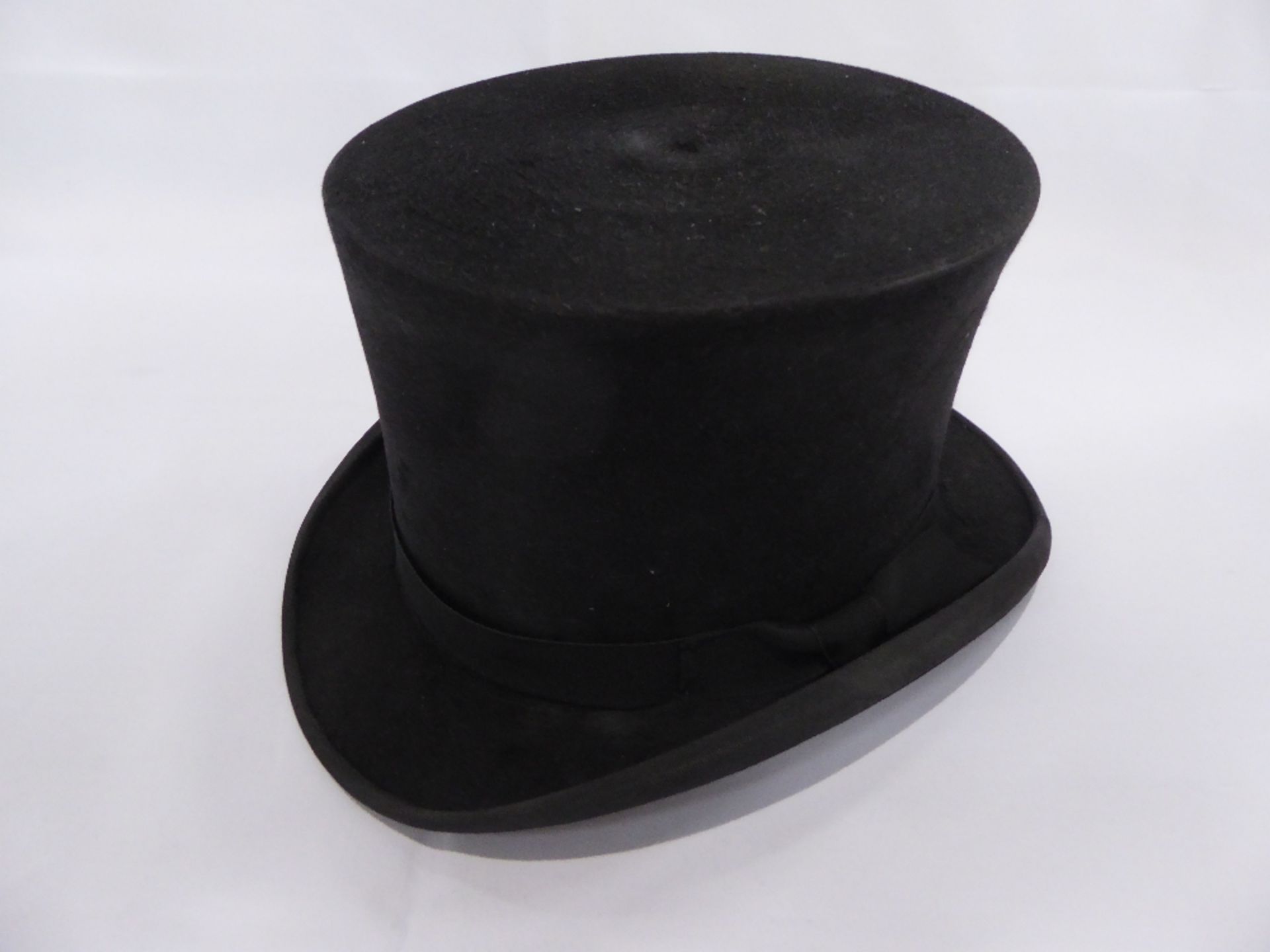 Black vintage silk top hat by Scott & Co., size 7.25 with gloves and a brush, and hat box - Image 5 of 7