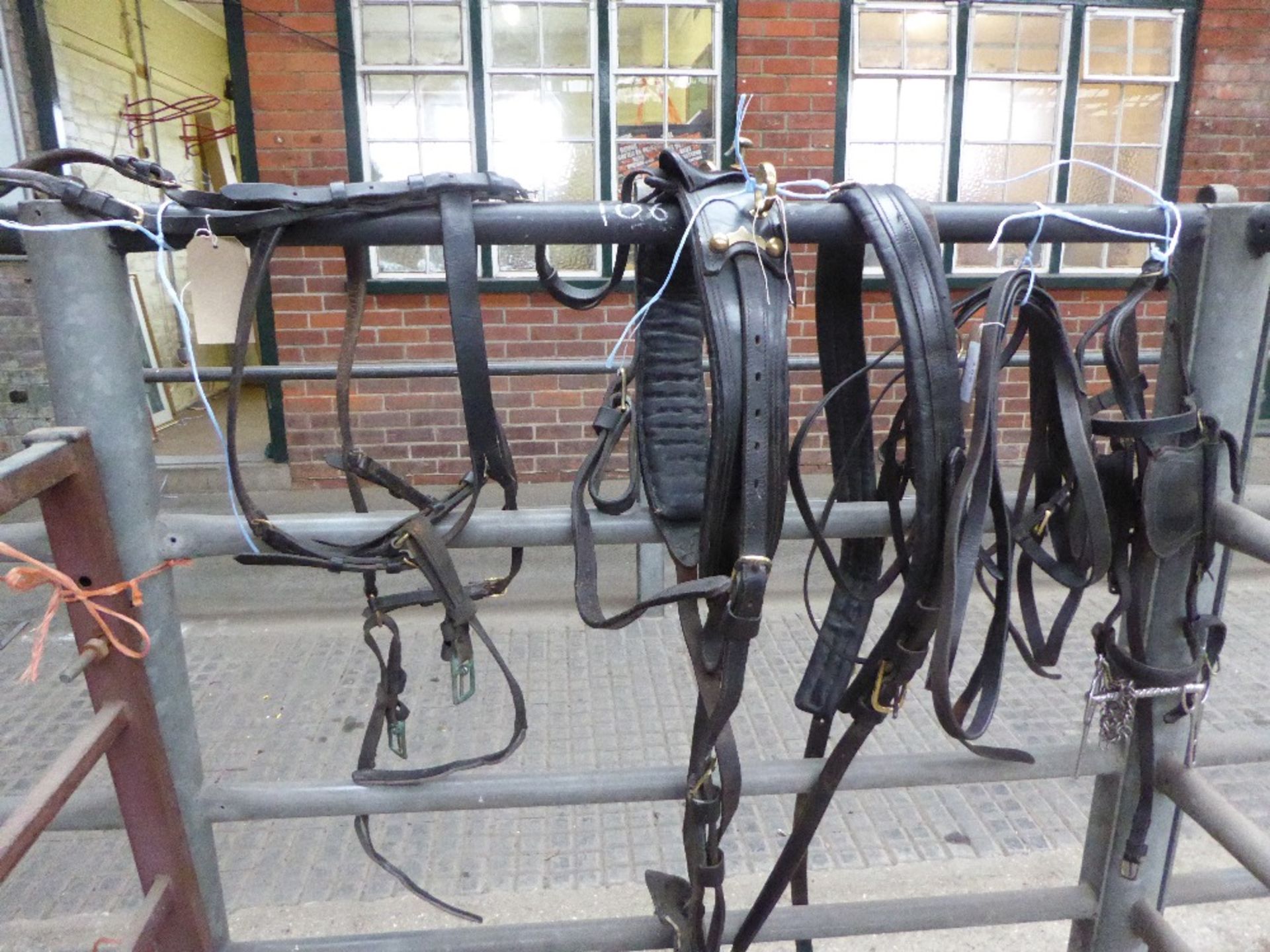 Complete set of leather harness to suit 14.2 to 15.3hh horses, with reins. In good condition.