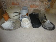 Assorted kitchen wares.