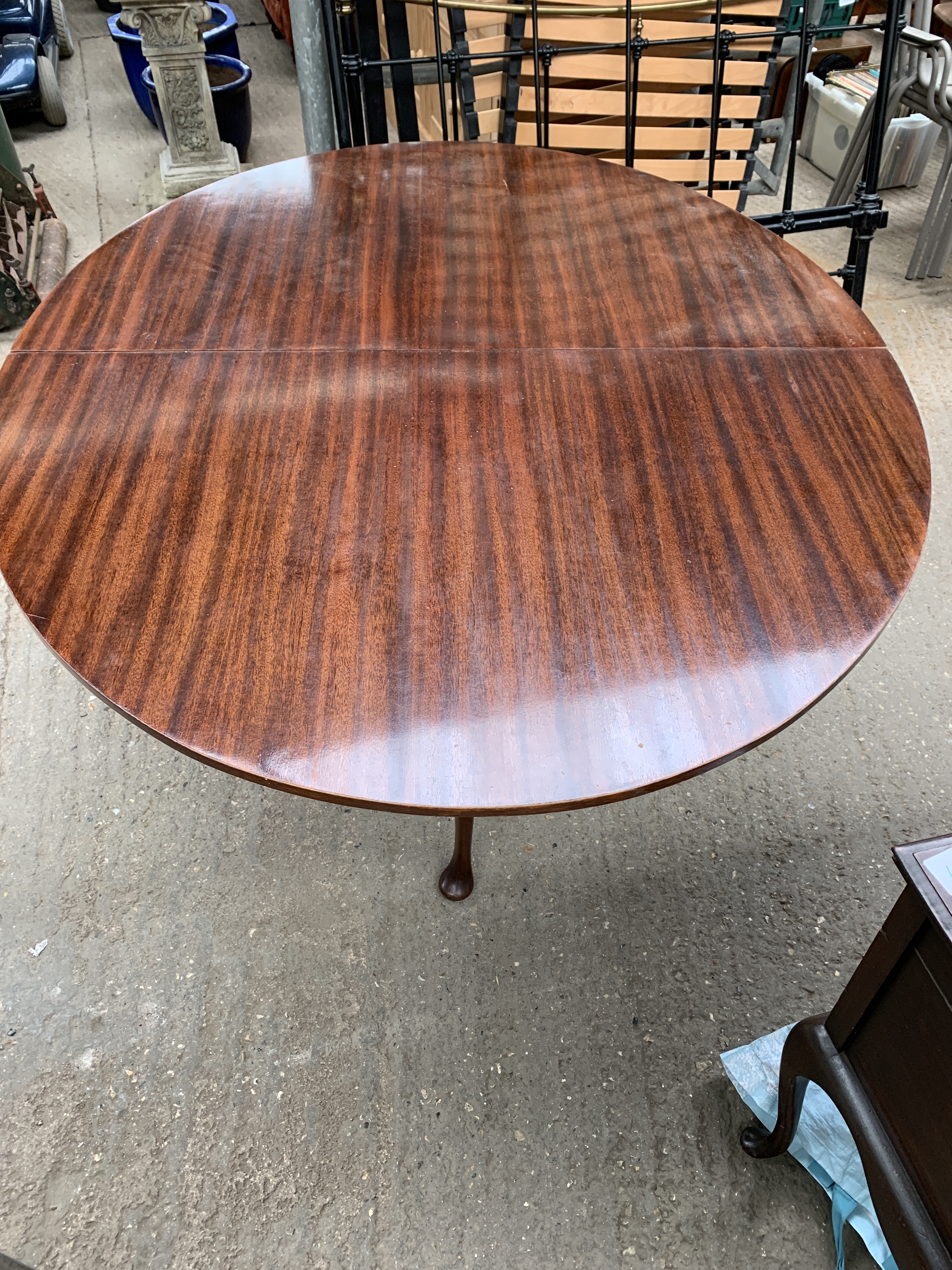 Mahogany gate leg drop side oval table on cabriole legs, with two additional larger leaves - Image 5 of 9