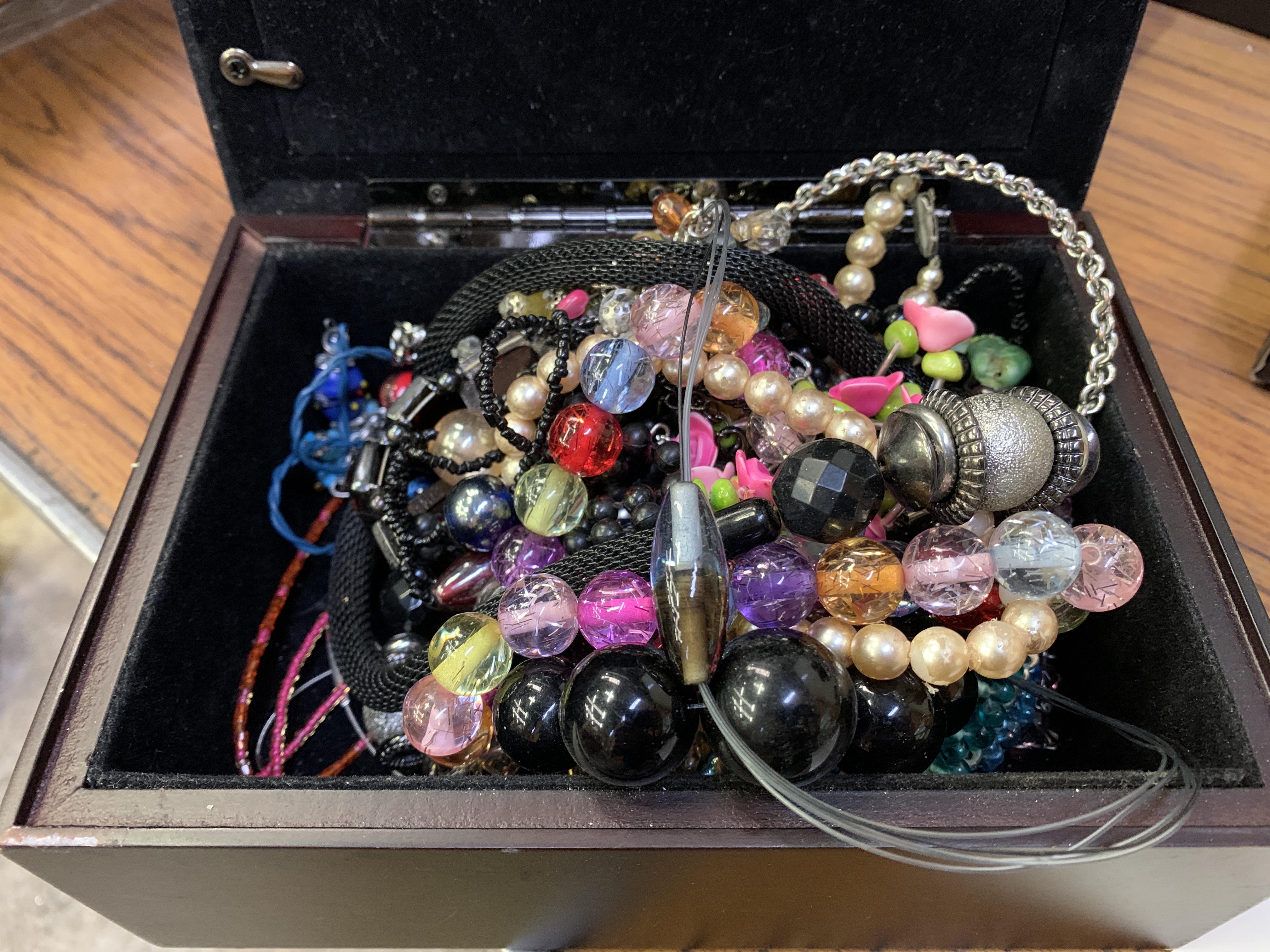 Jewellery box with photo frame in lid containing a quantity of costume jewellery. - Image 2 of 3