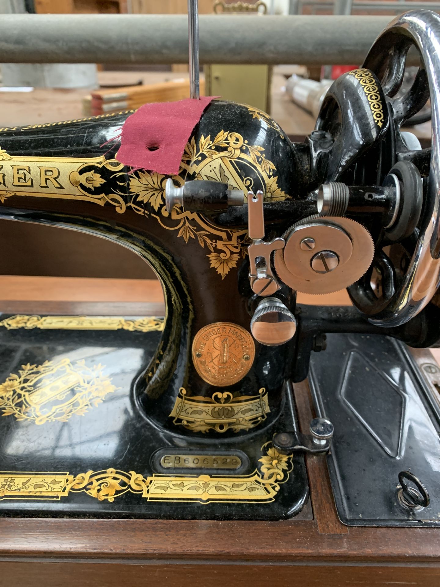 Manual Singer sewing machine in case - Image 3 of 5