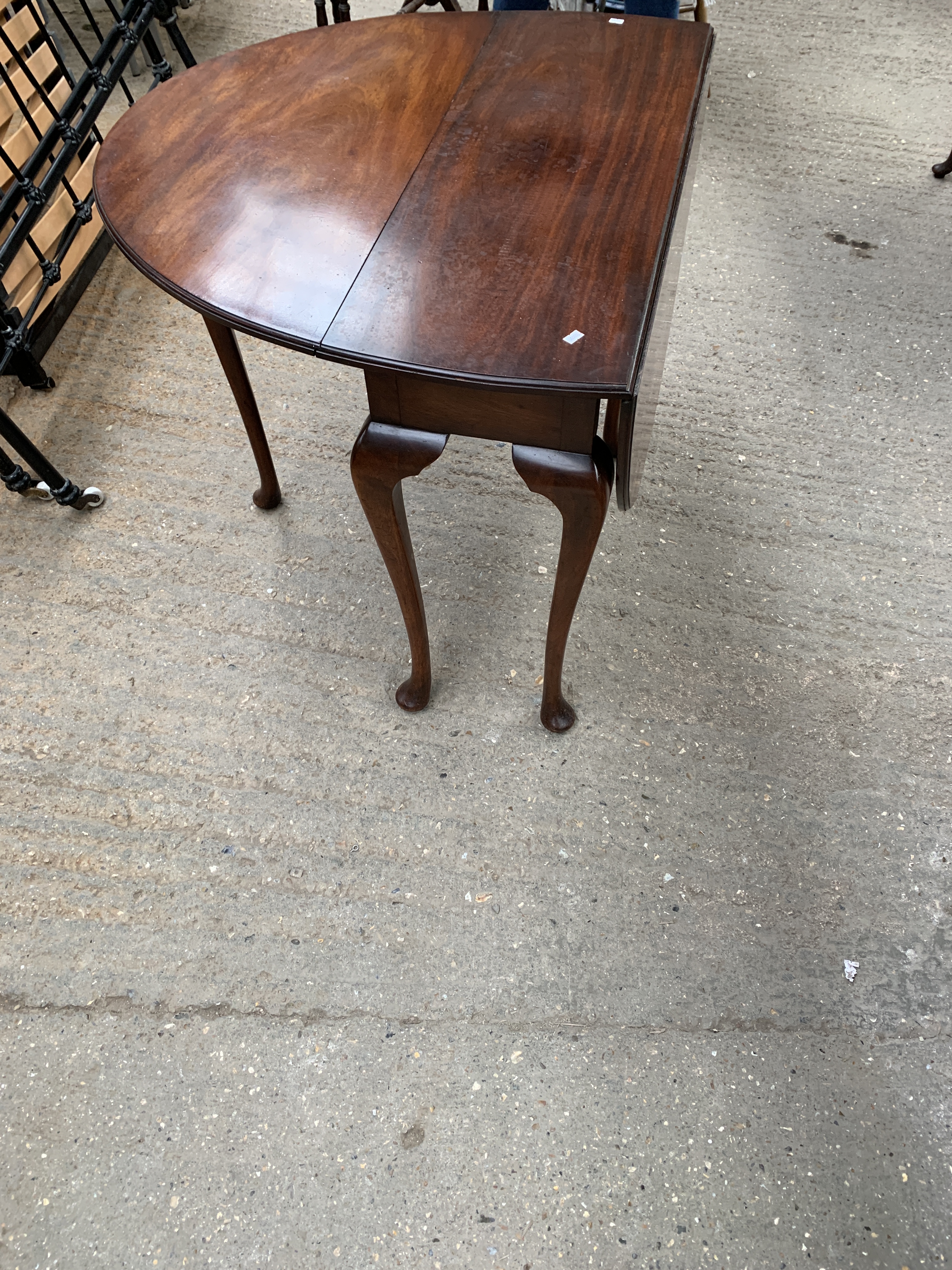Mahogany gate leg drop side oval table on cabriole legs, with two additional larger leaves - Image 8 of 9