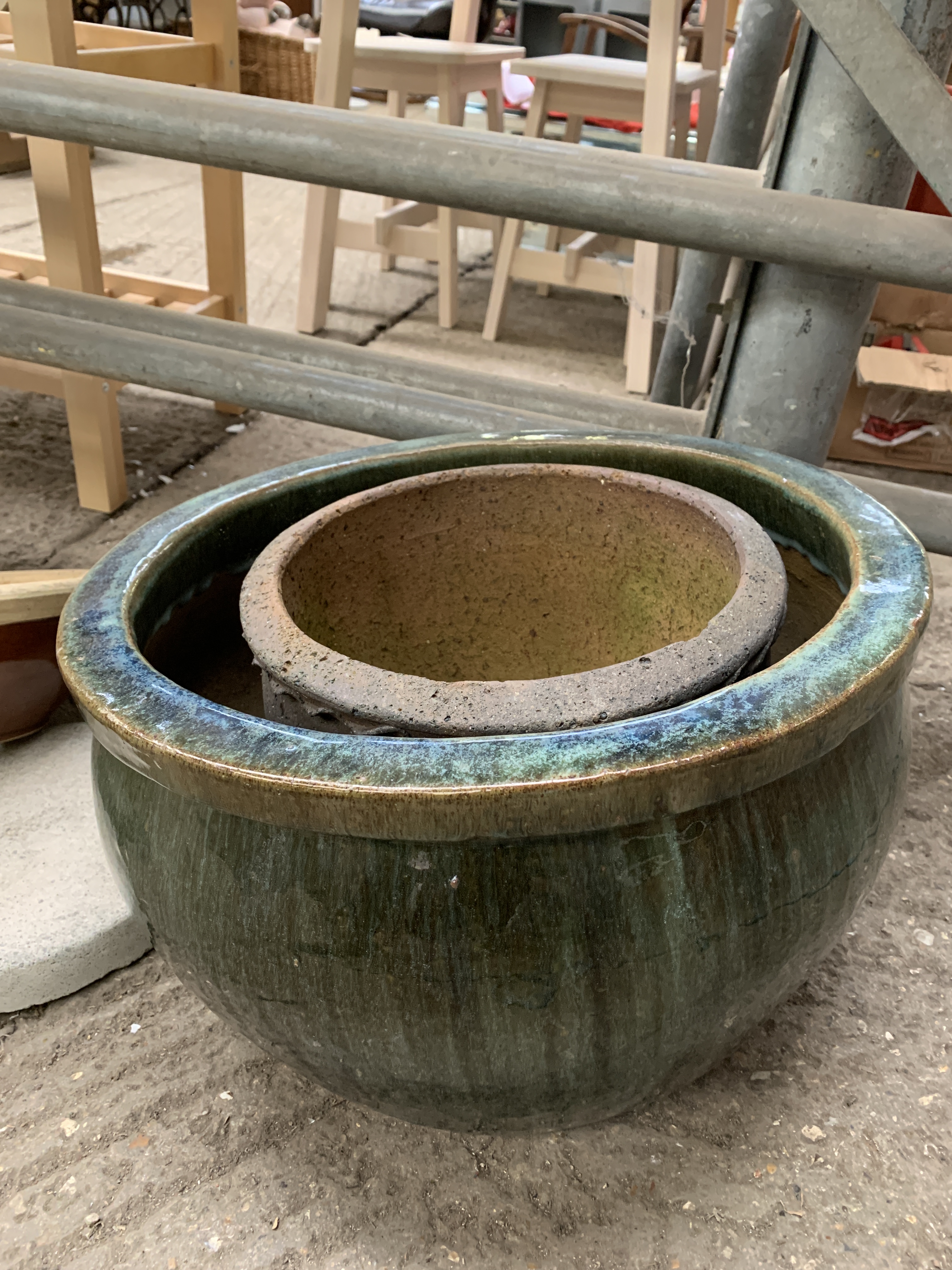 Concrete plinth, ceramic pot and two further pots - Image 2 of 4
