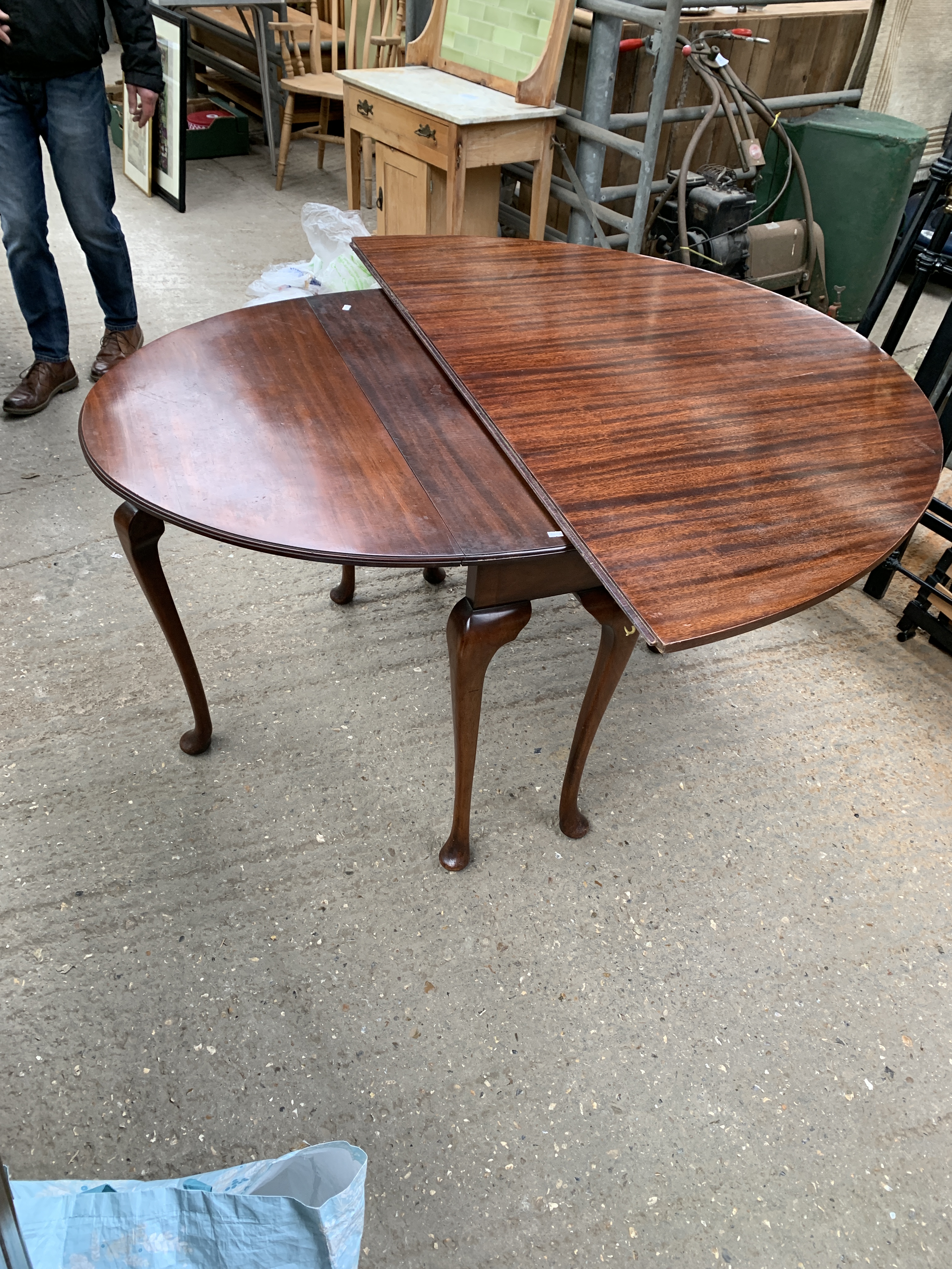 Mahogany gate leg drop side oval table on cabriole legs, with two additional larger leaves - Image 4 of 9
