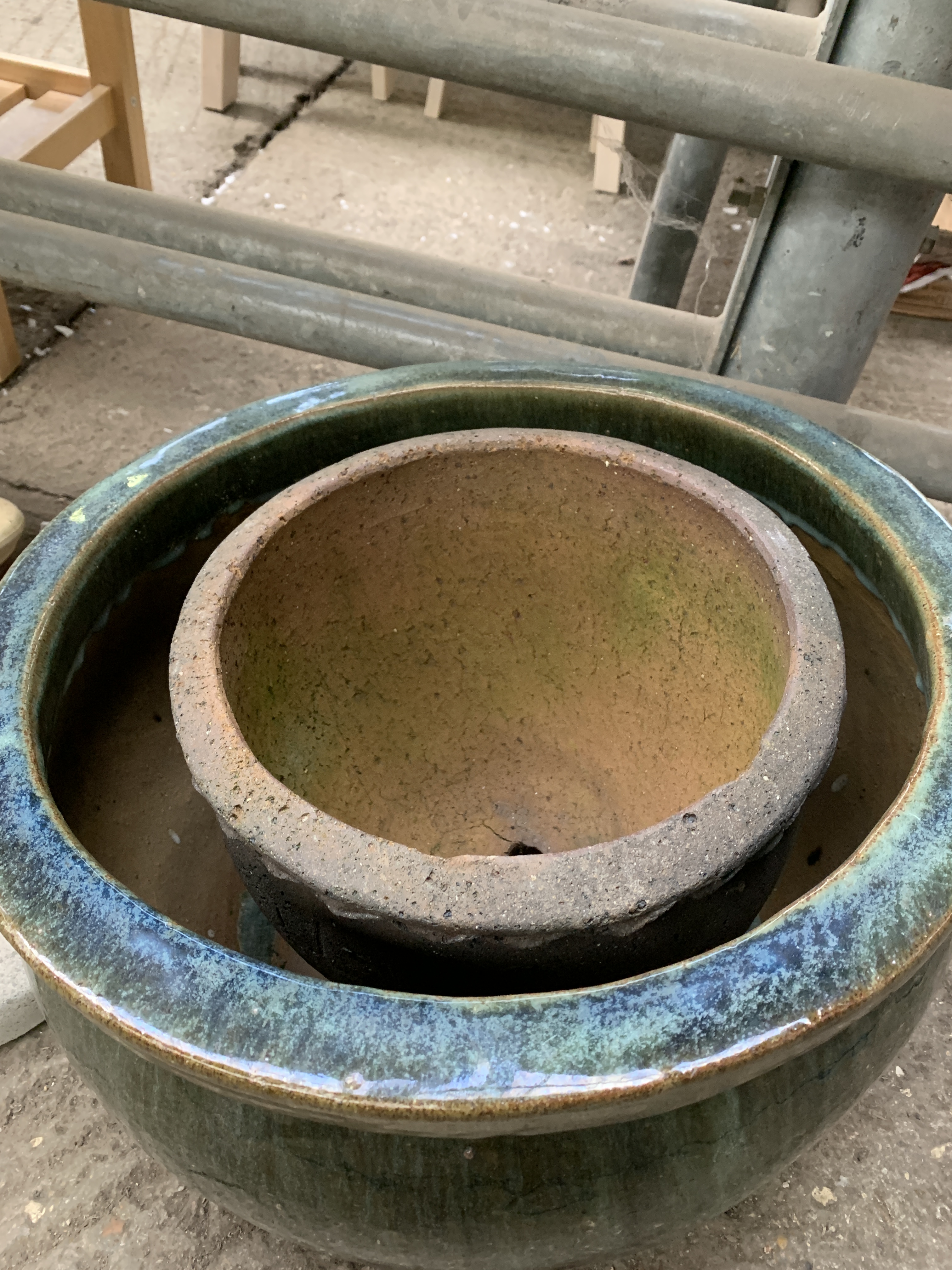 Concrete plinth, ceramic pot and two further pots - Image 3 of 4