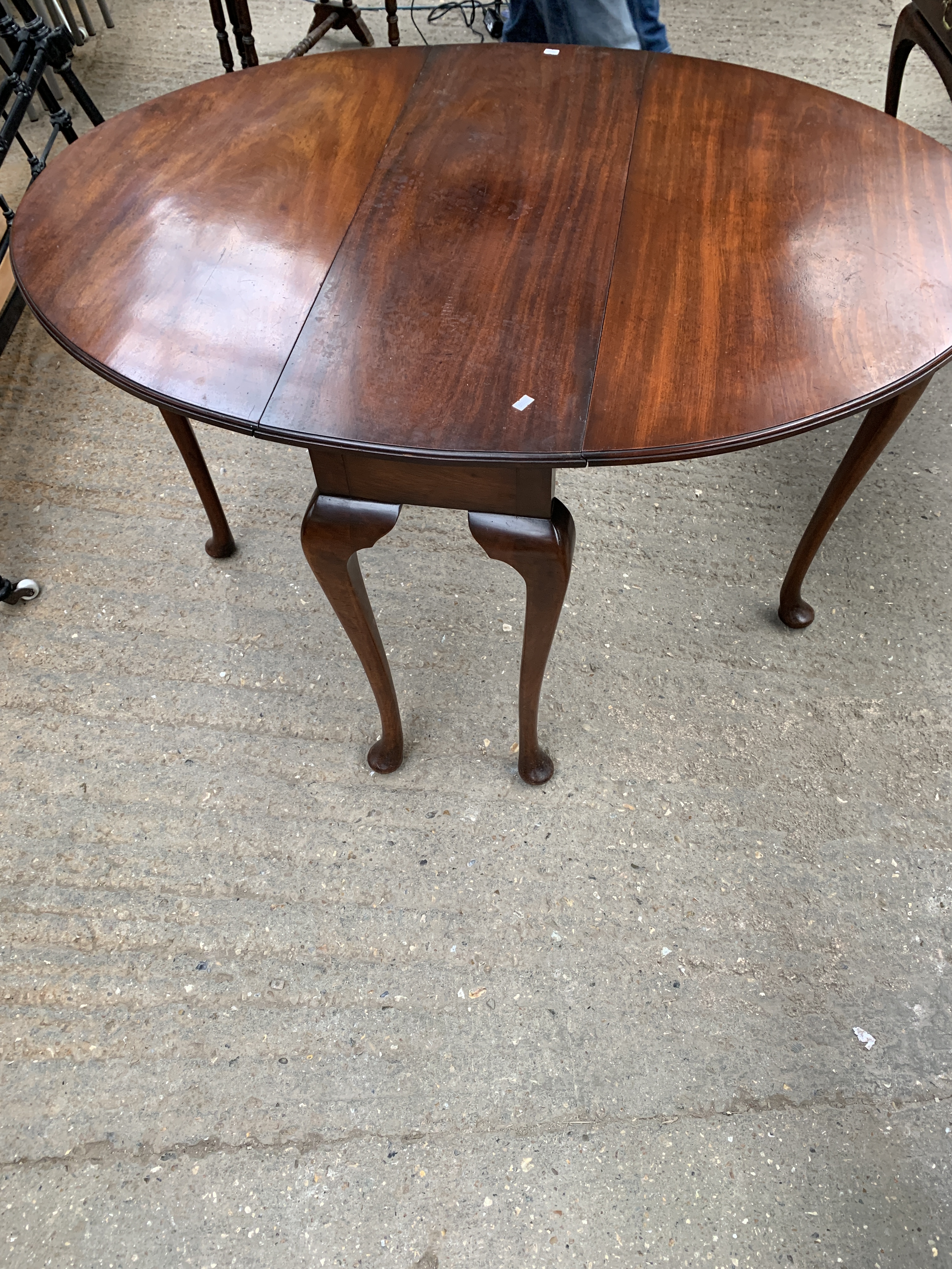 Mahogany gate leg drop side oval table on cabriole legs, with two additional larger leaves