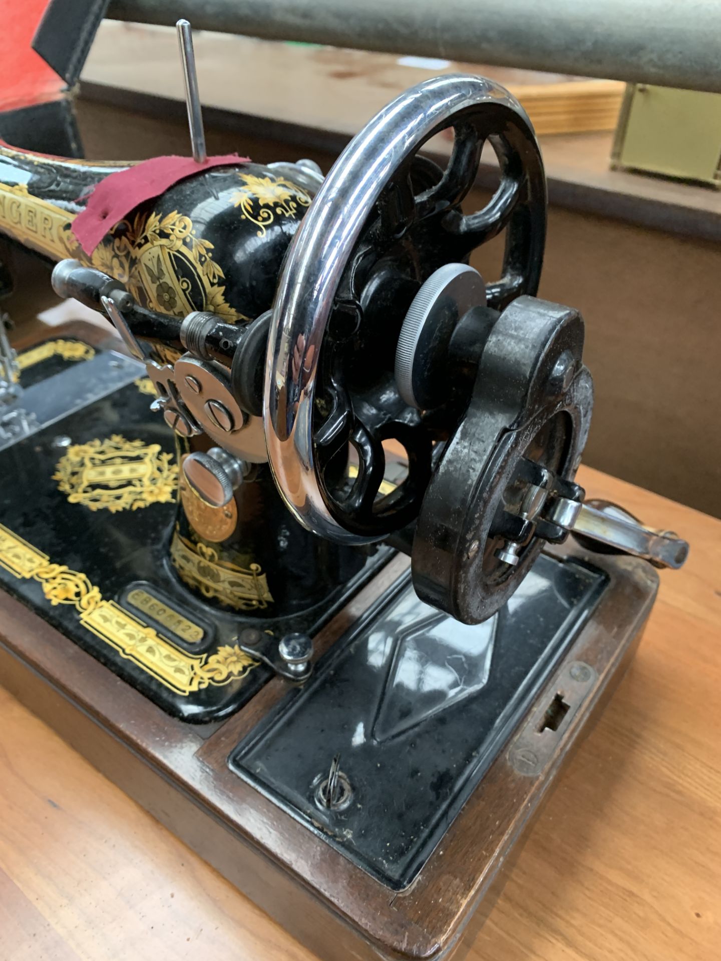 Manual Singer sewing machine in case - Image 5 of 5