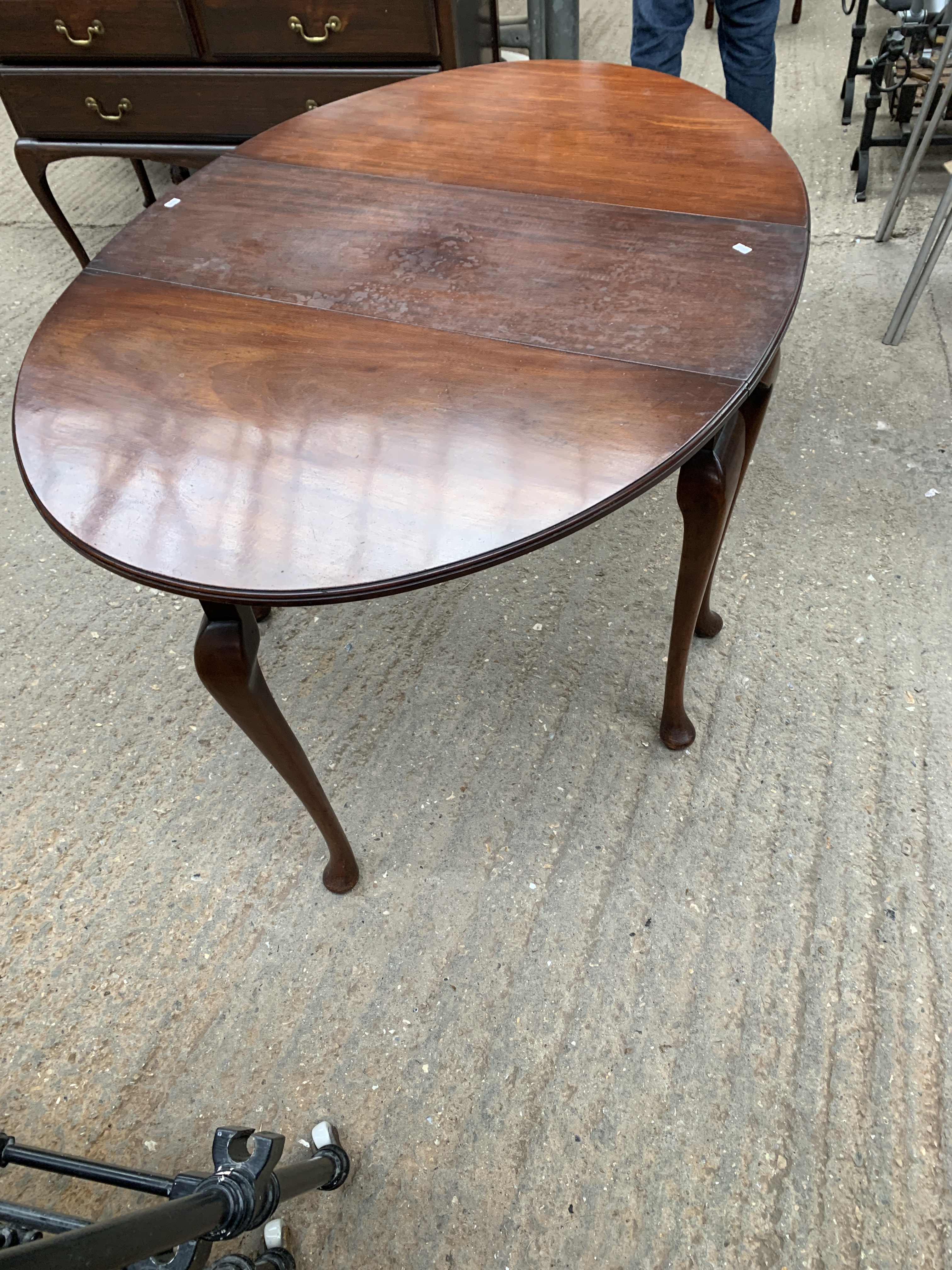 Mahogany gate leg drop side oval table on cabriole legs, with two additional larger leaves - Image 2 of 9